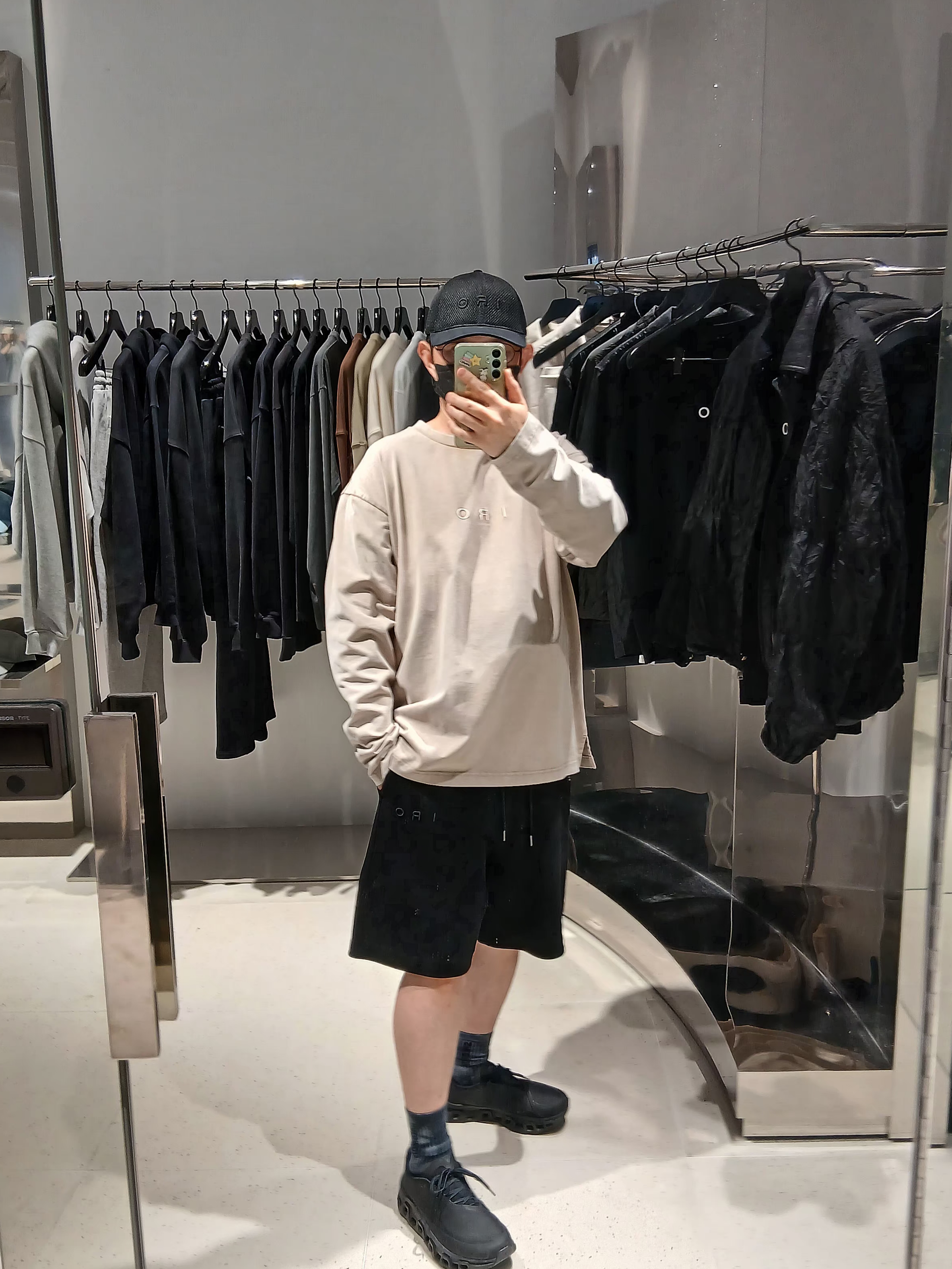 Iro Caris Pigment Washed Logo Long Sleeve T-Shirt Beige, Iro Logo Nylon Ball Cap Black 착용 스타일 - 1