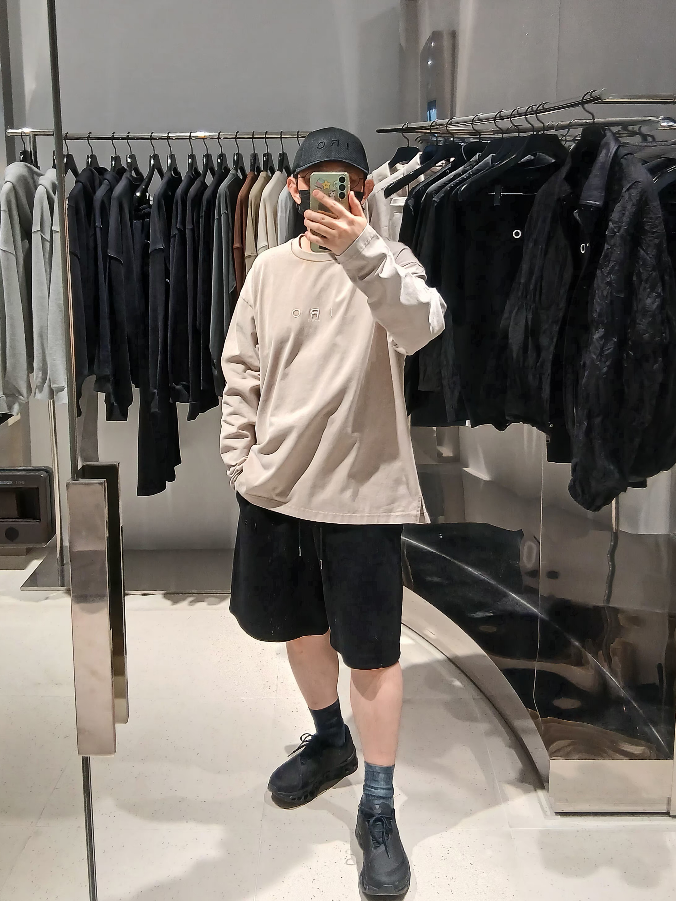Iro Caris Pigment Washed Logo Long Sleeve T-Shirt Beige, Iro Logo Nylon Ball Cap Black 착용 스타일 - 5