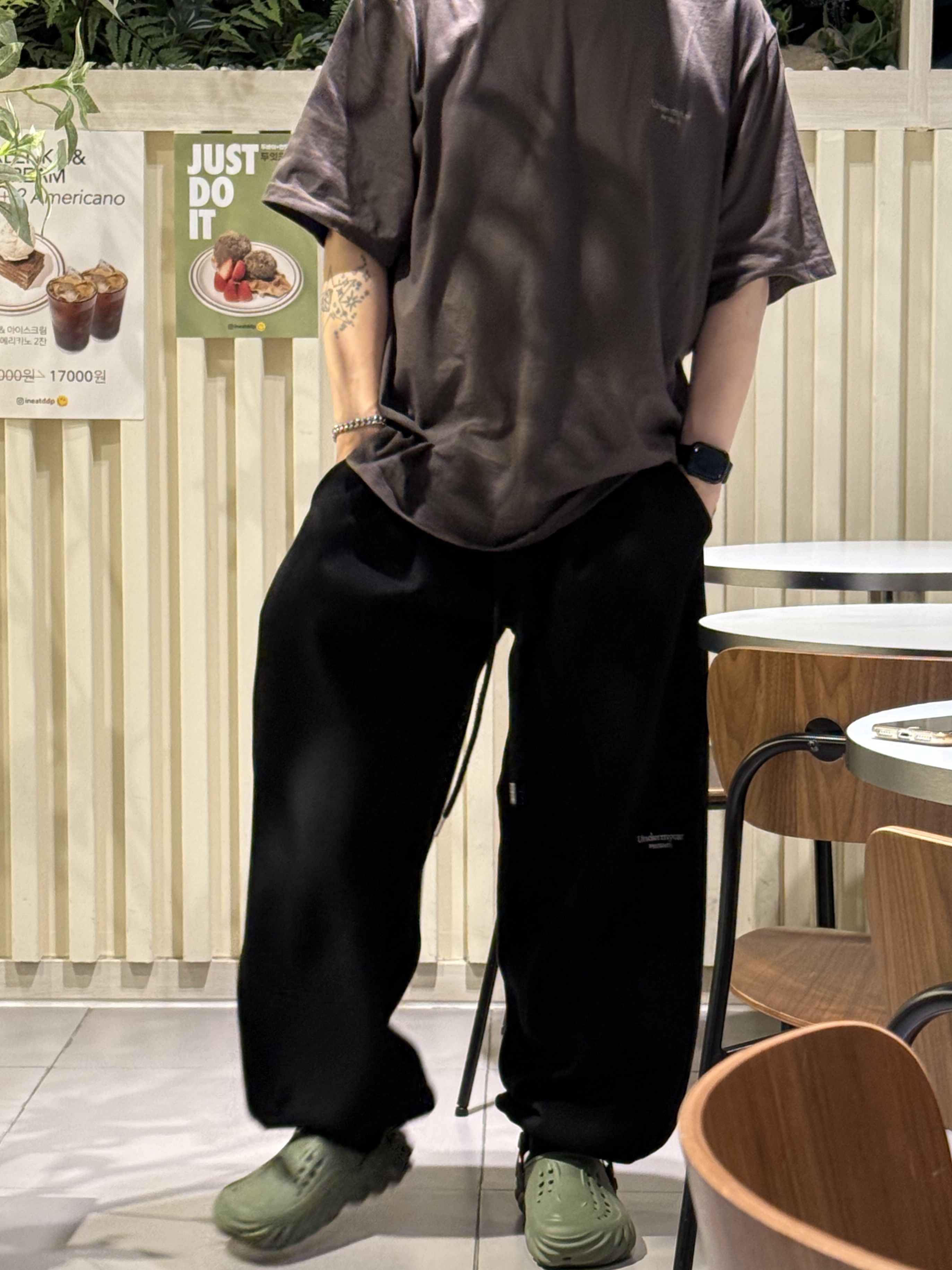 Undermycar Mu.03 Anti Fxxking Logo Play Oversized Sweat Jogger Black 착용 스타일 - 1