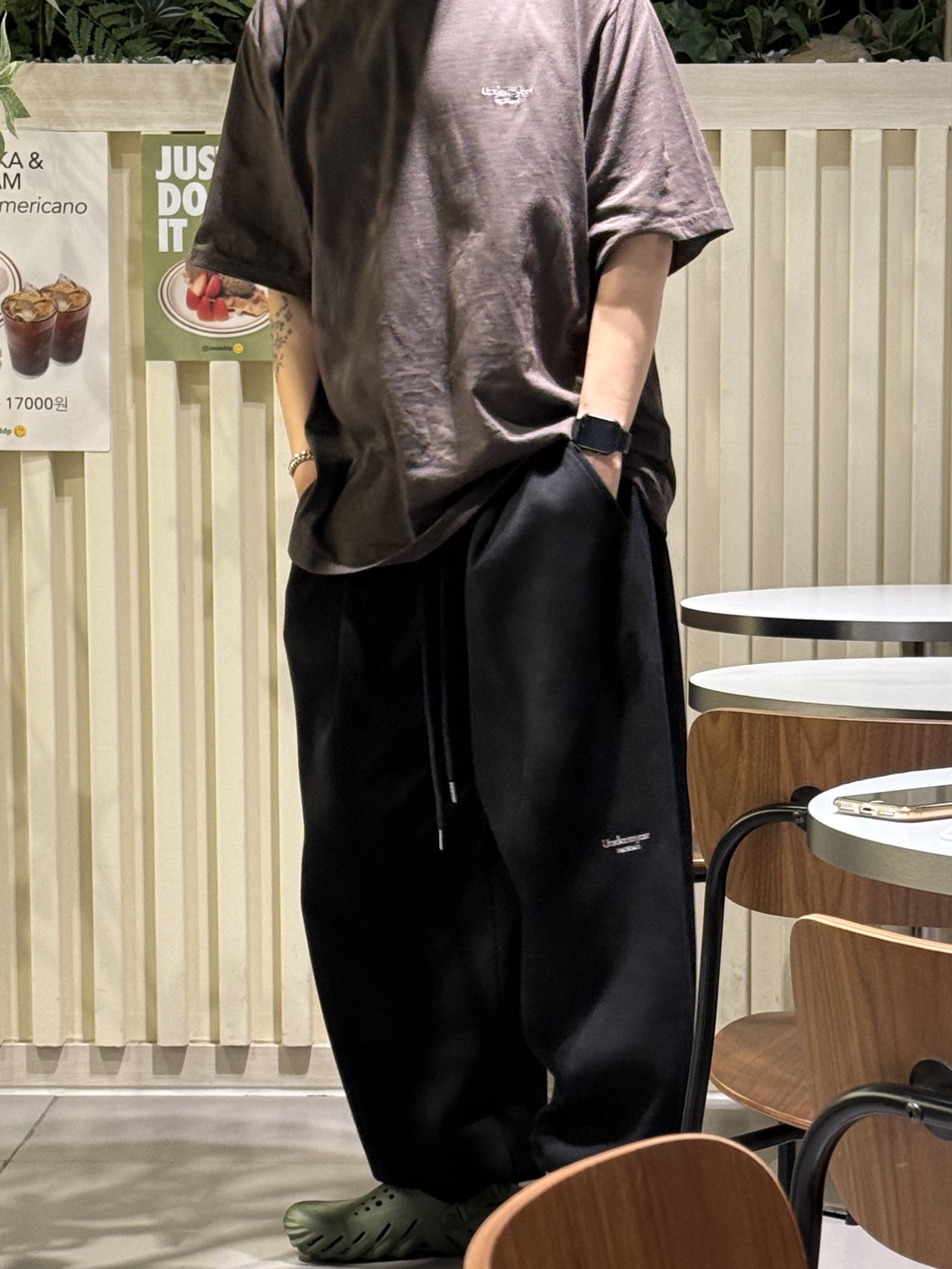 Undermycar Mu.03 Anti Fxxking Logo Play Oversized Sweat Jogger Black 착용 스타일 - 2