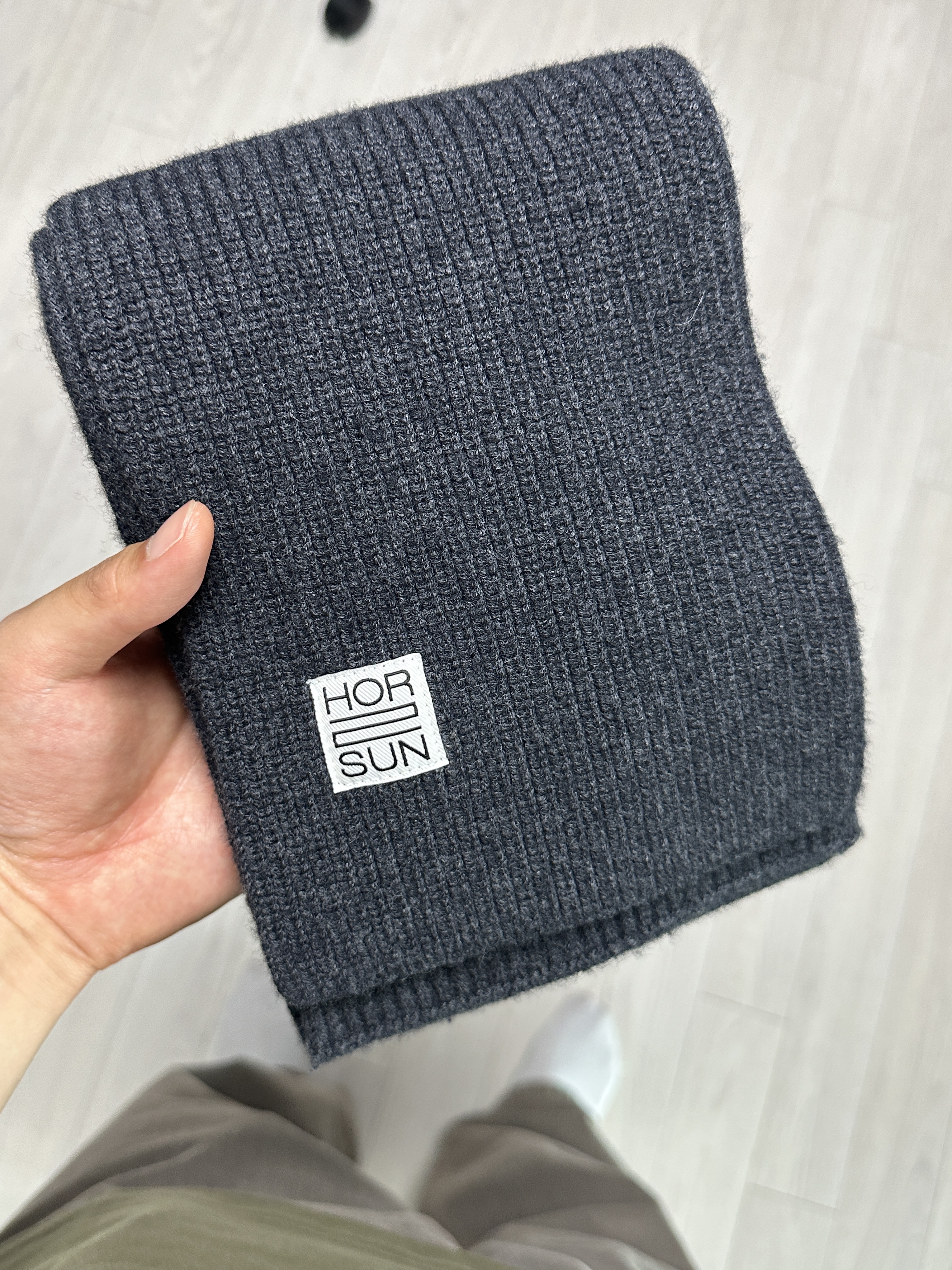 Horlisun x Havati x BUJ Skiff Superfine Wool Knit Rib Muffler Melange Navy 착용 스타일 - 2