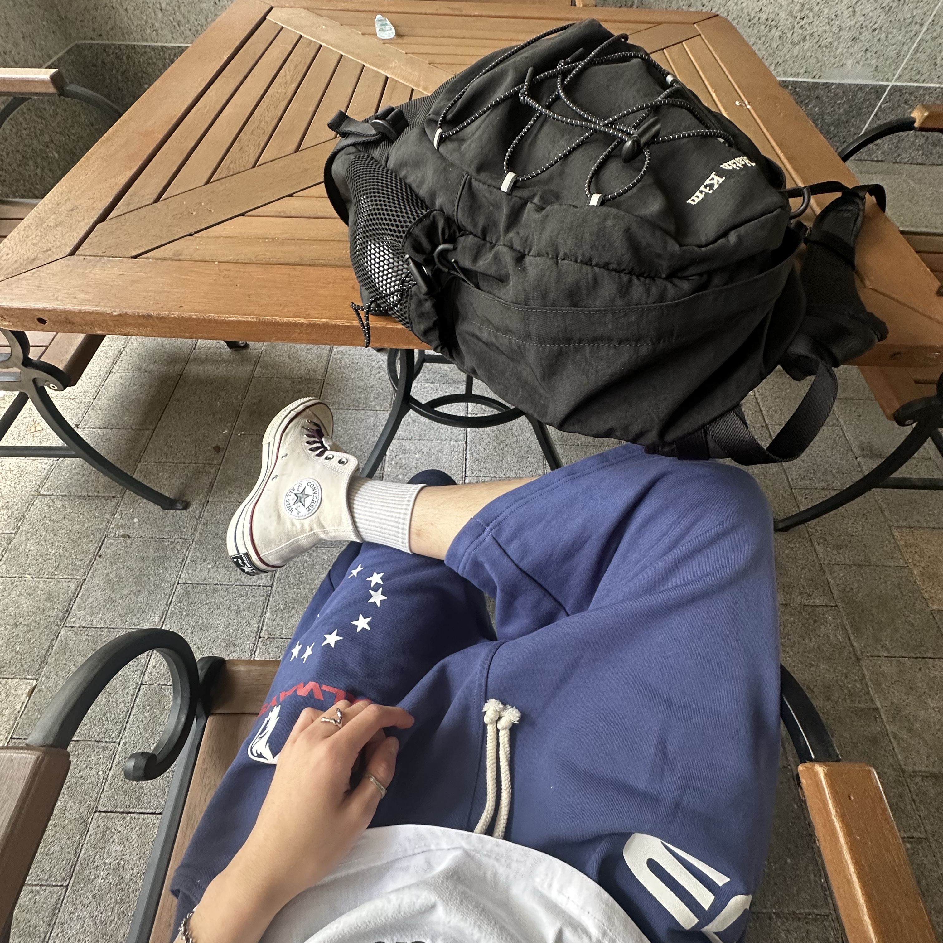 AMOU Horse One Tuck Bermuda Pants Blue, Matin Kim String Utility Backpack Black 착용 스타일 - 2