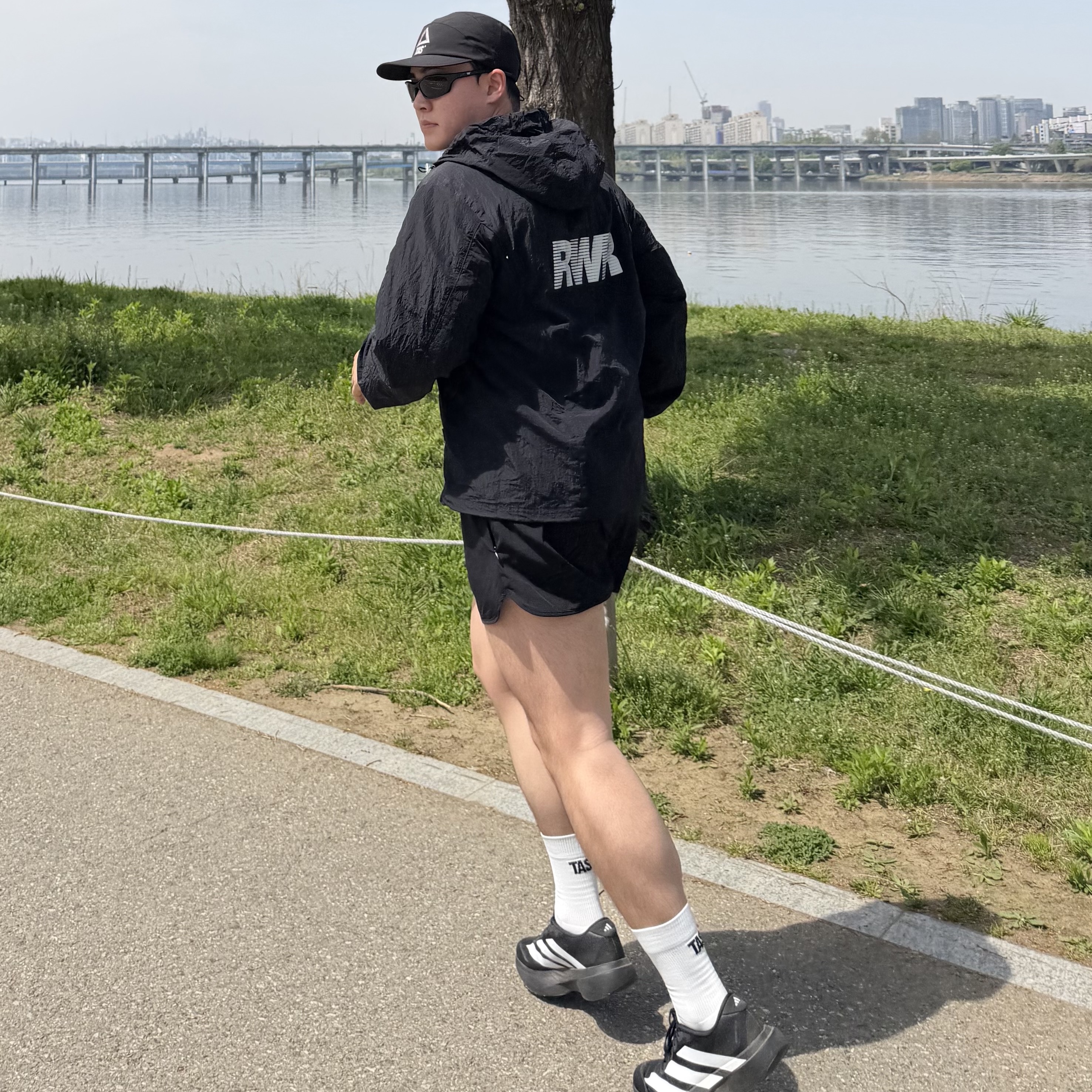 [KREAM 단독] runwhither Windbreaker Jacket V2 Black, [KREAM 단독] runwhither 3inch Shorts Black 착용 스타일