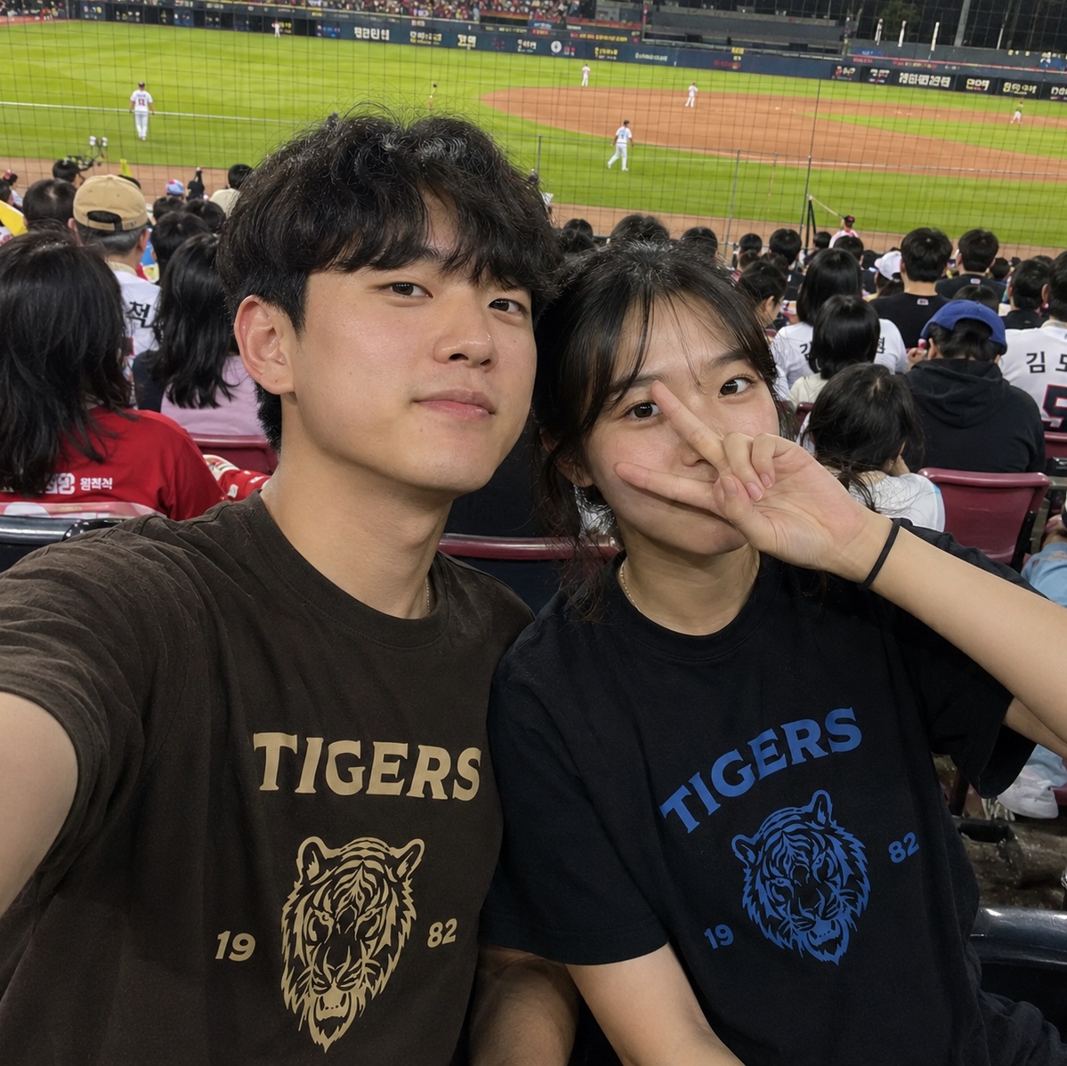 Kia Tigers x IAB Studio Media Day T-Shirt Charcoal, Kia Tigers x IAB Studio Media Day T-Shirt Brown 착용 스타일