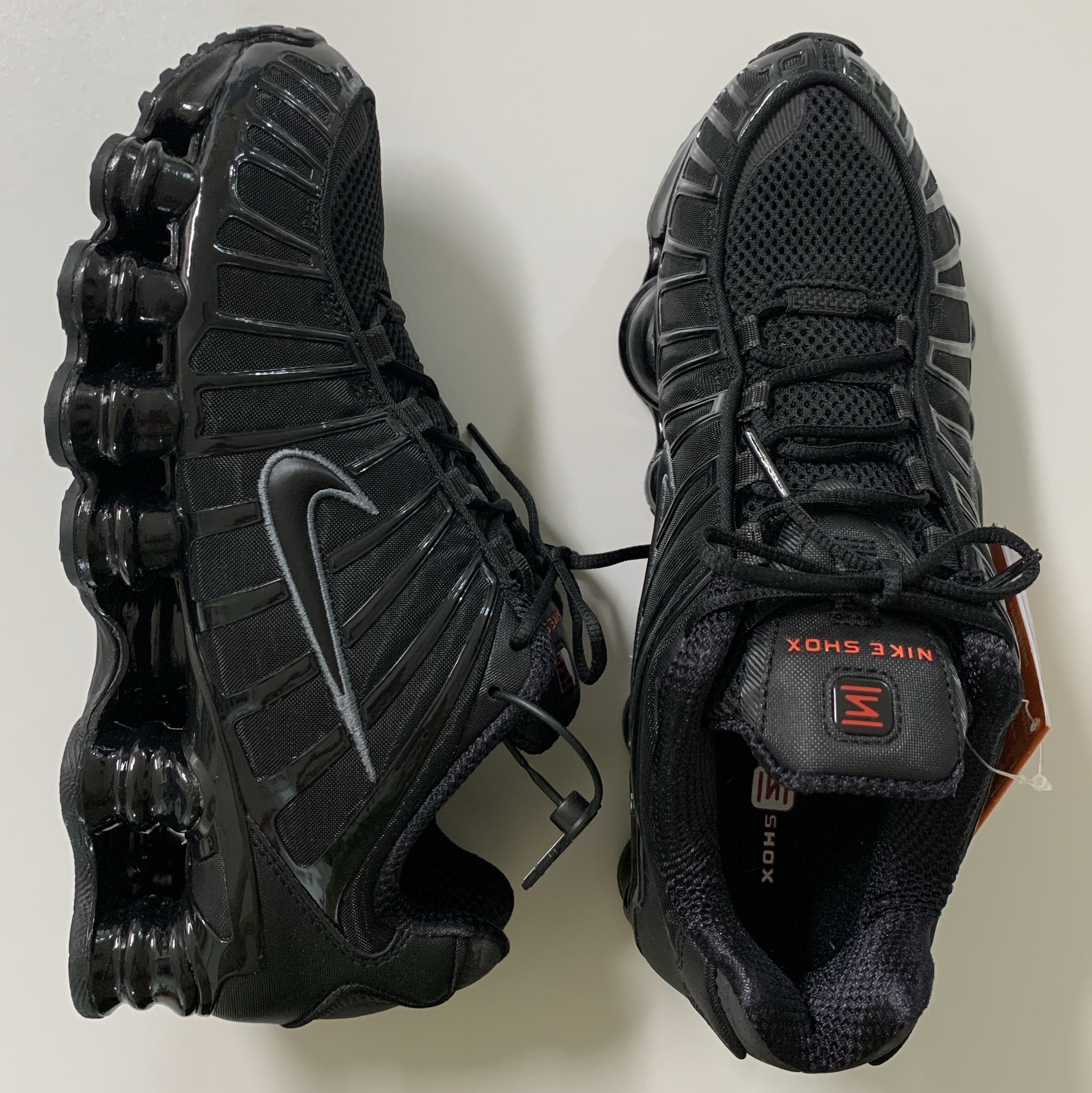 Nike Shox TL Black Metallic Hematite 착용 스타일 - 2