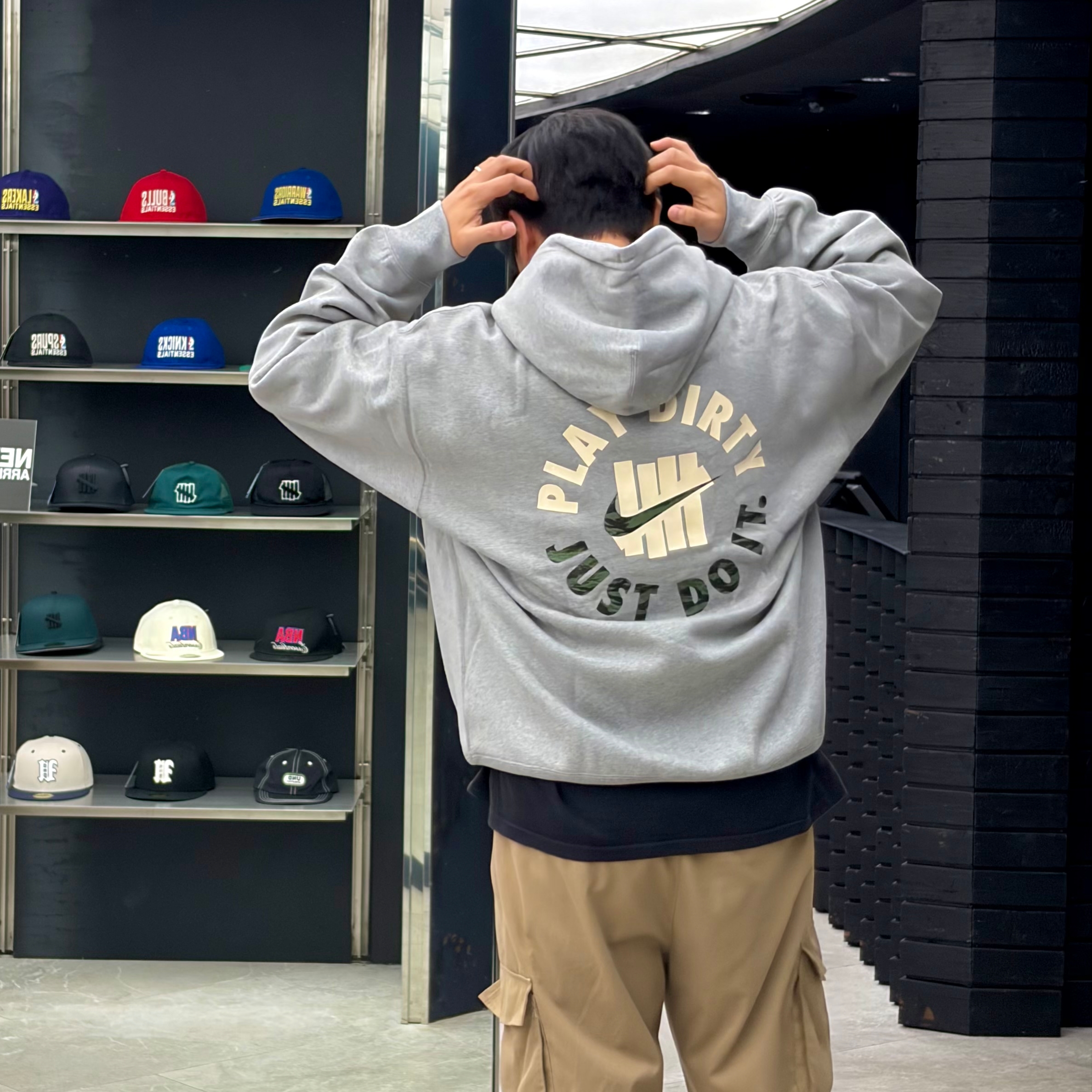 Nike x UACTP NRG Hoodie Black (IQ7362-010), Nike x UACTP NRG Hoodie DK Grey Heather (IQ7362-063) 착용 스타일 - 2