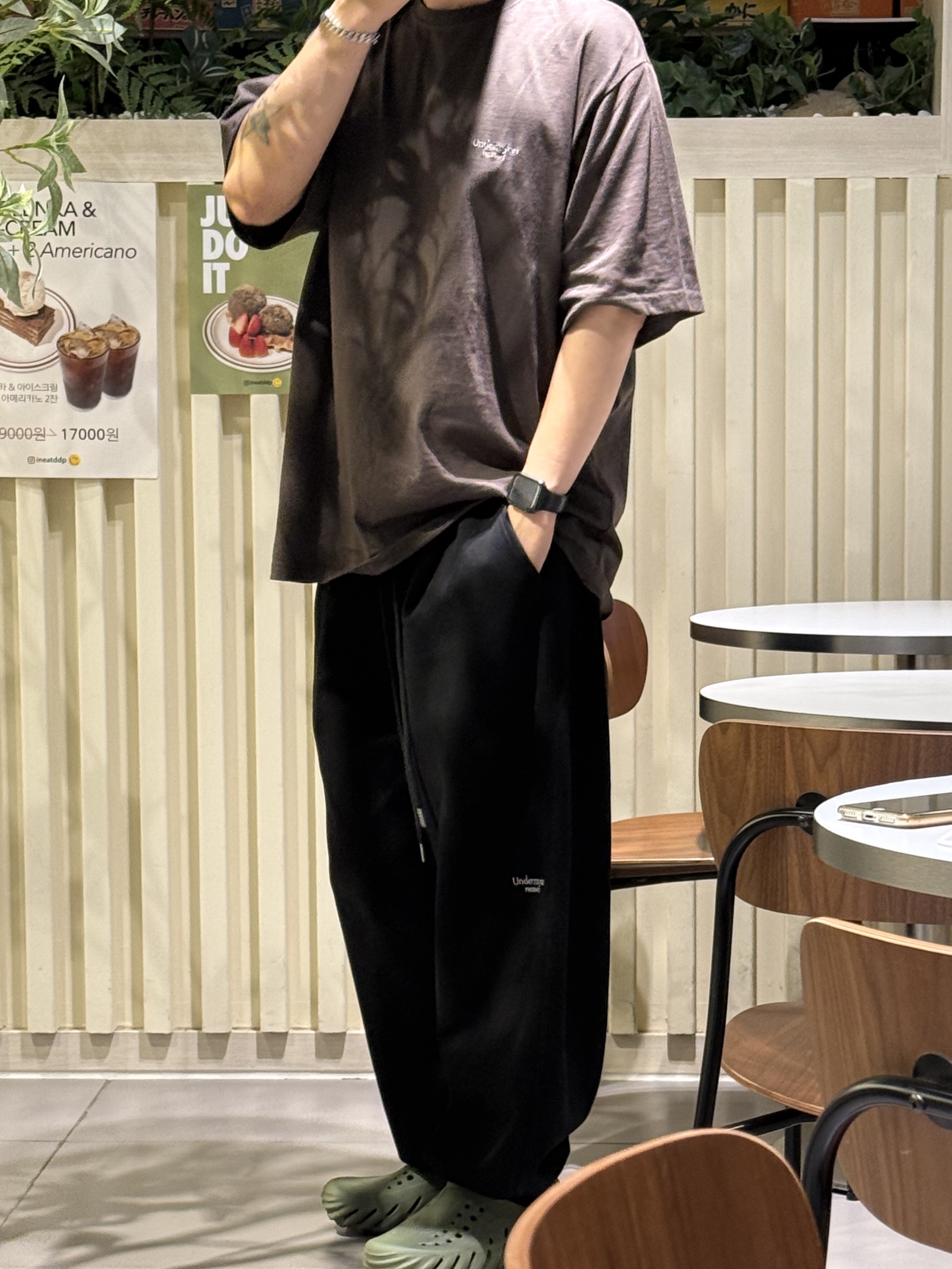 Undermycar Mu.03 Anti Fxxking Logo Play Oversized Sweat Jogger Black, Crocs Echo Clog Army Green 착용 스타일 - 2