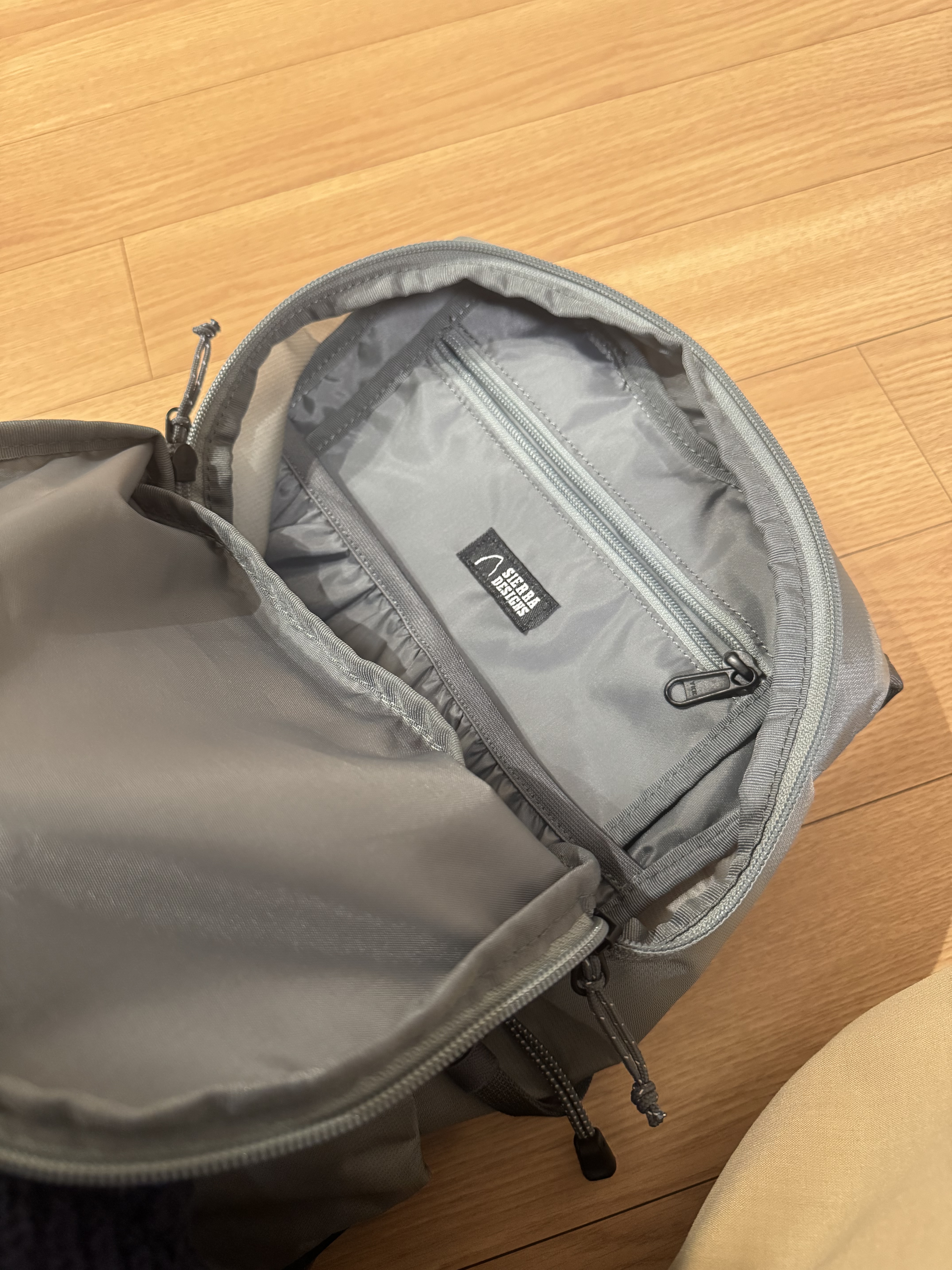 SIERRADESIGNS TENAYAPACK 15L Light Grey, SIERRADESIGNS TENAYAPACK 15L Black 착용 스타일 - 4