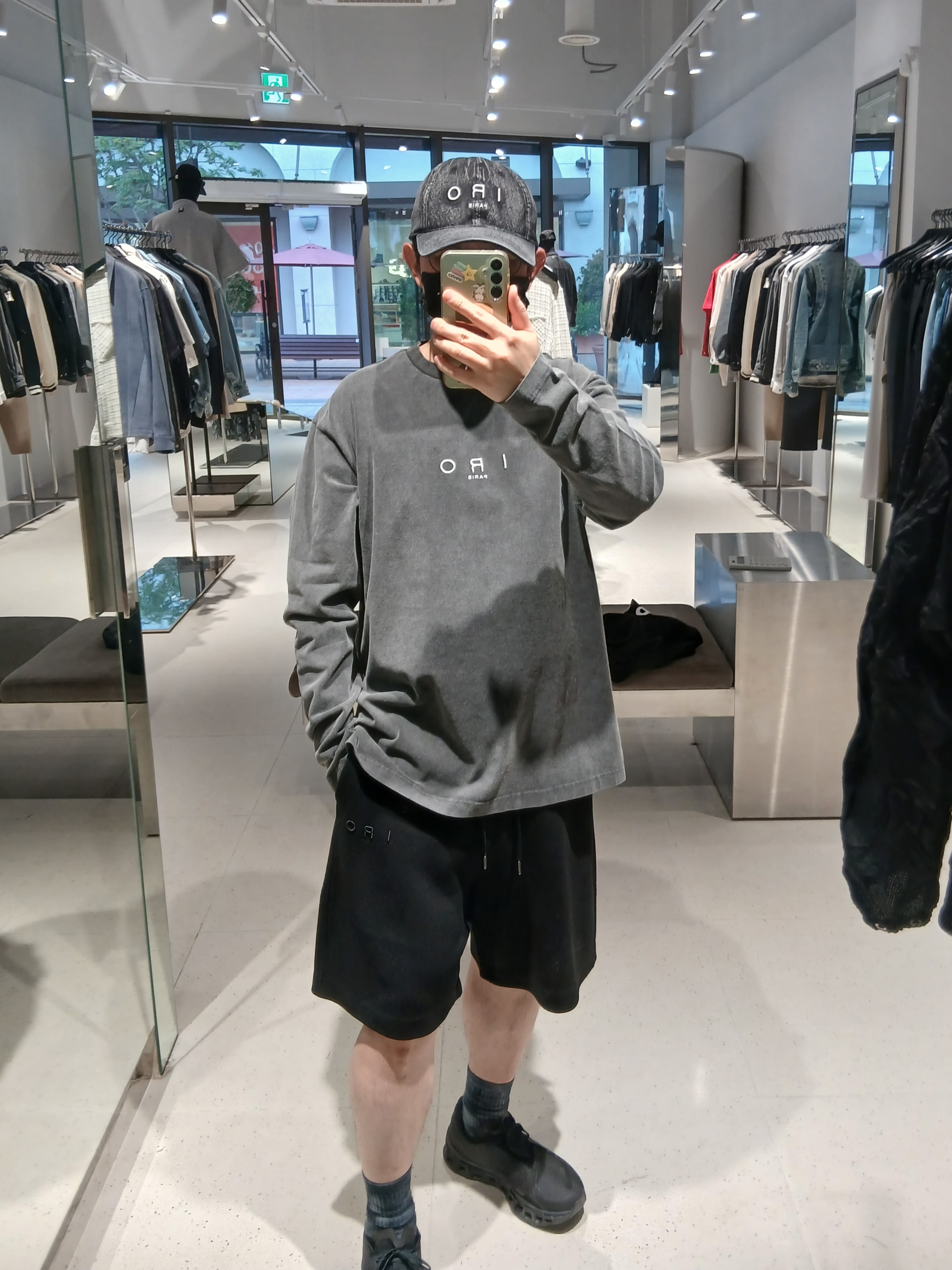 Iro Caris Pigment Washed Logo Long Sleeve T-Shirt Gray, Iro Troyes Iro Logo Denim Ballcap Black 착용 스타일 - 2