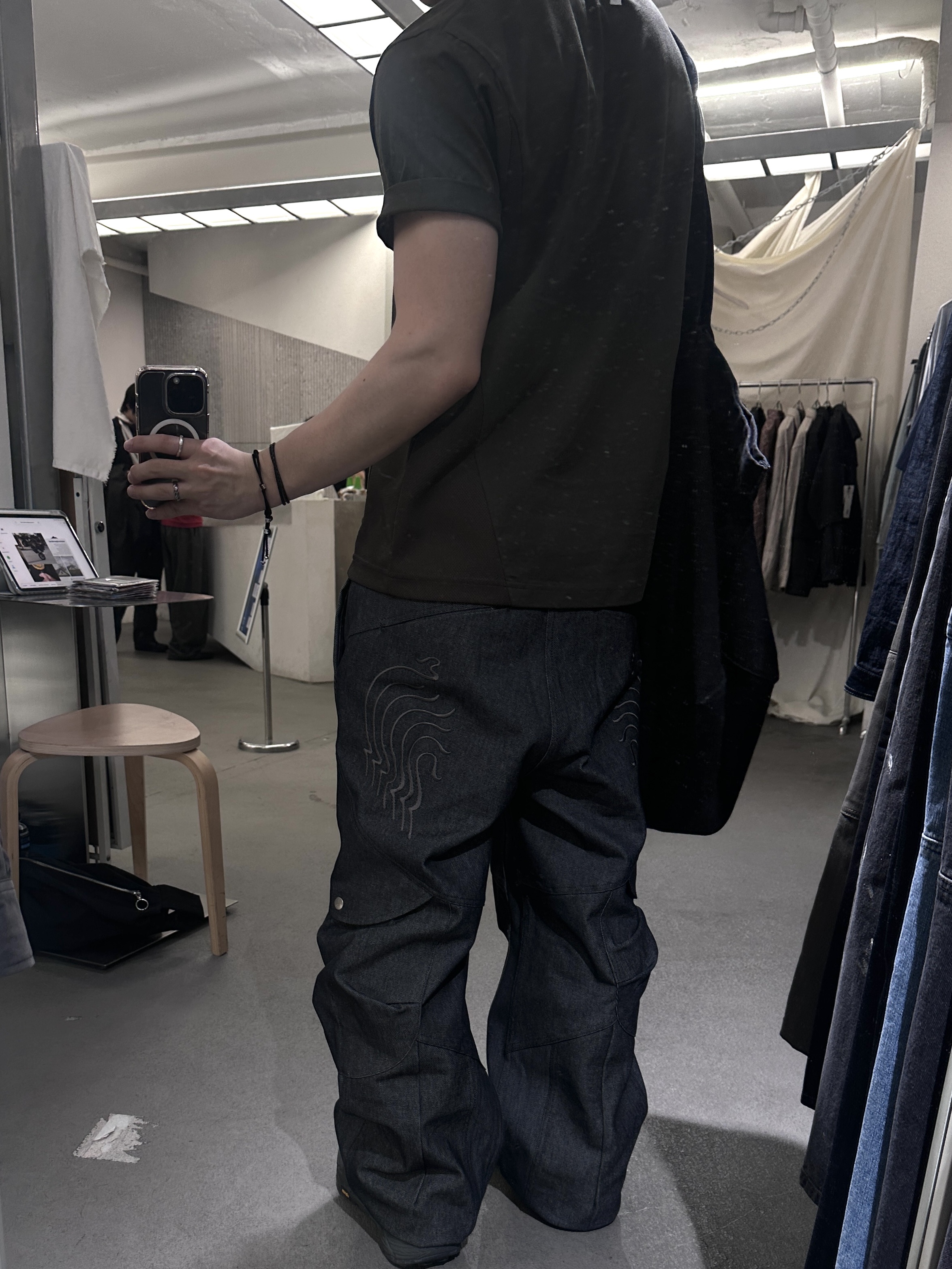 IGNOTA Core:14 Shell Cargo Pants Indigo, NOMANUAL W.B T-shirt Charcoal 착용 스타일