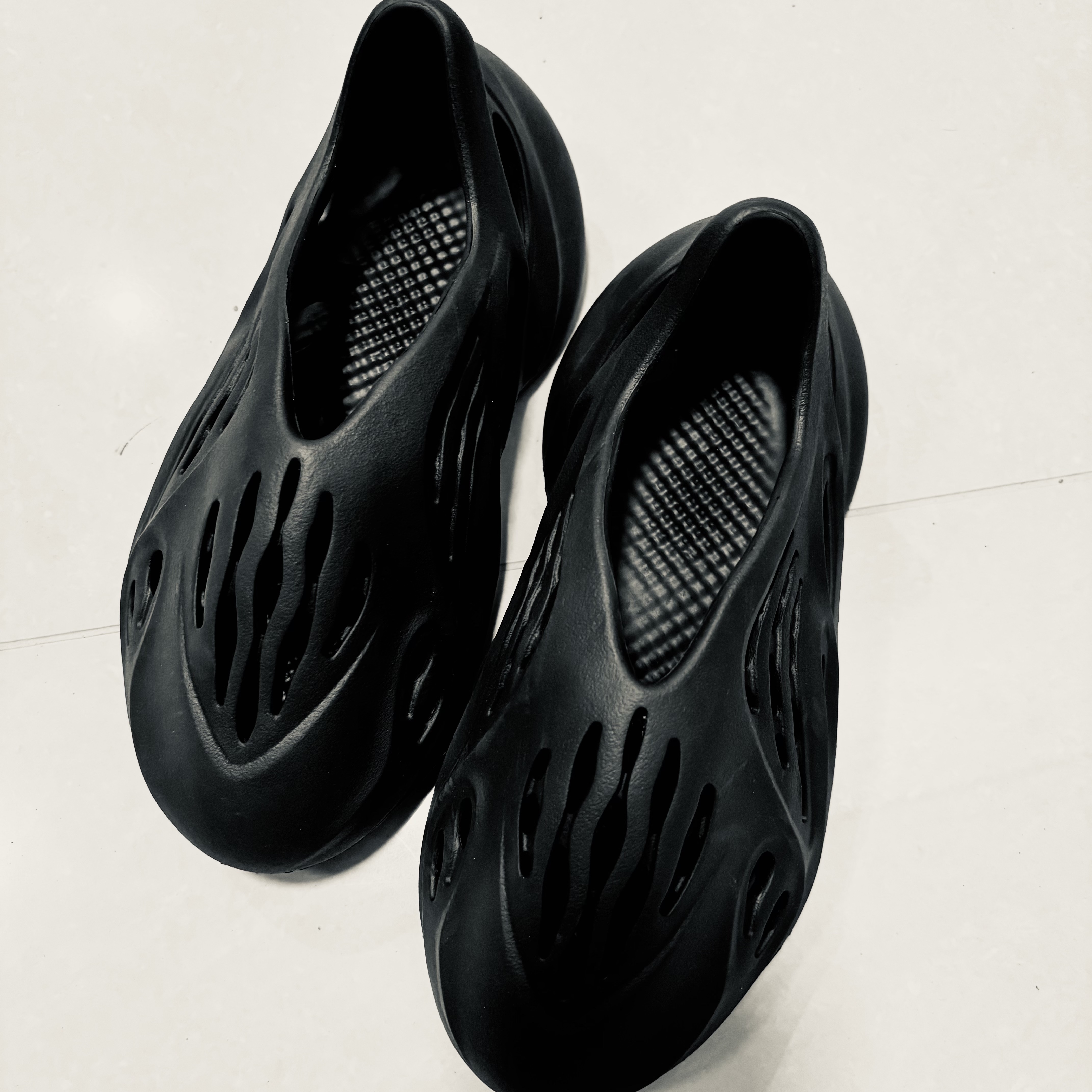 Adidas Yeezy Foam RNNR Carbon 착용 스타일