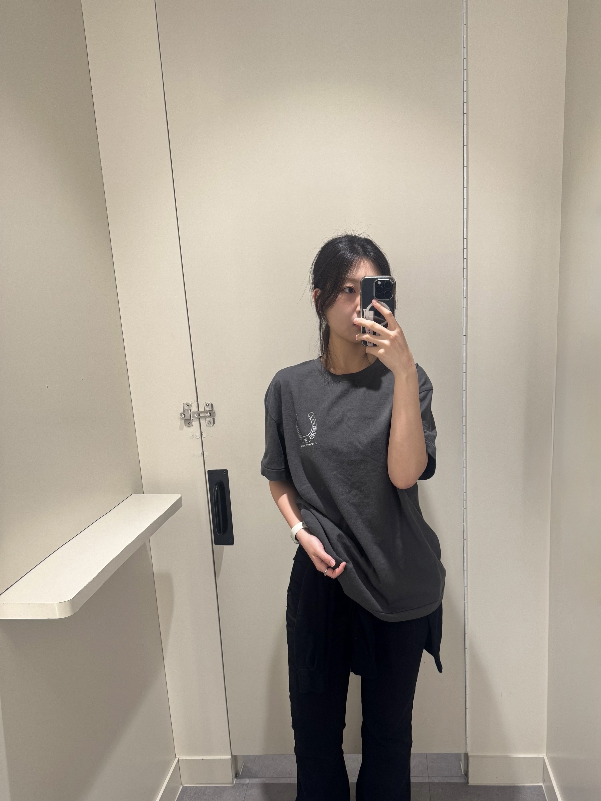 [KREAM 단독] Thevinylhouse Lucky House Tee Charcoal 착용 스타일 - 5