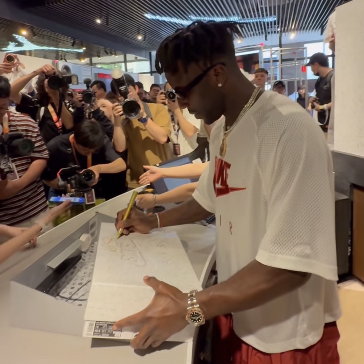 Jordan 4 x Nigel Sylvester Retro OG Brick After Brick 착용 스타일 - 2