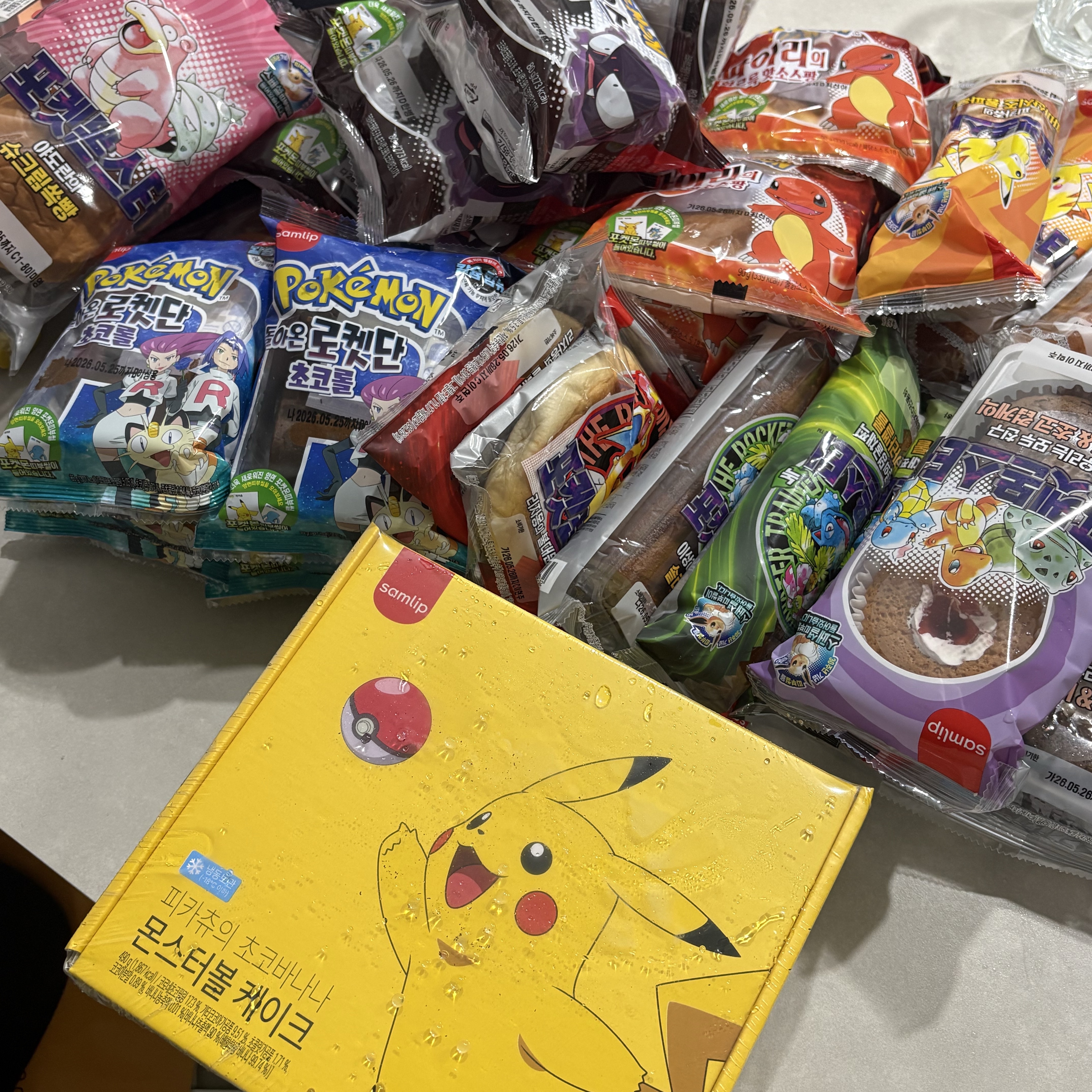 [KREAM 단독] Samlip Pokémon Bread All-in-One Set (Limited to 3, Includes Complete 100-Sticker Collector Book) 착용 스타일