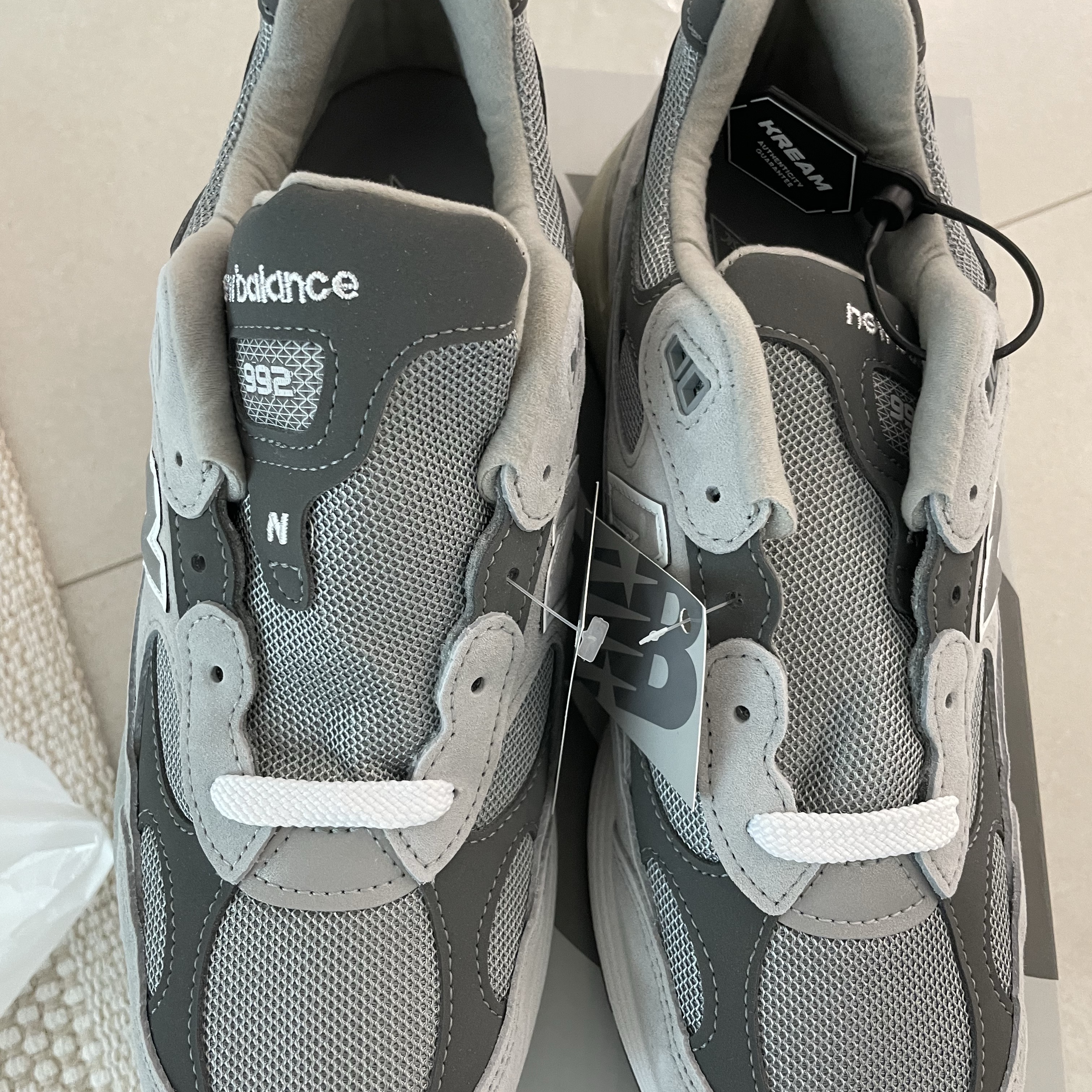 New Balance 992 Made in USA Core Grey Silver Metallic 착용 스타일 - 2