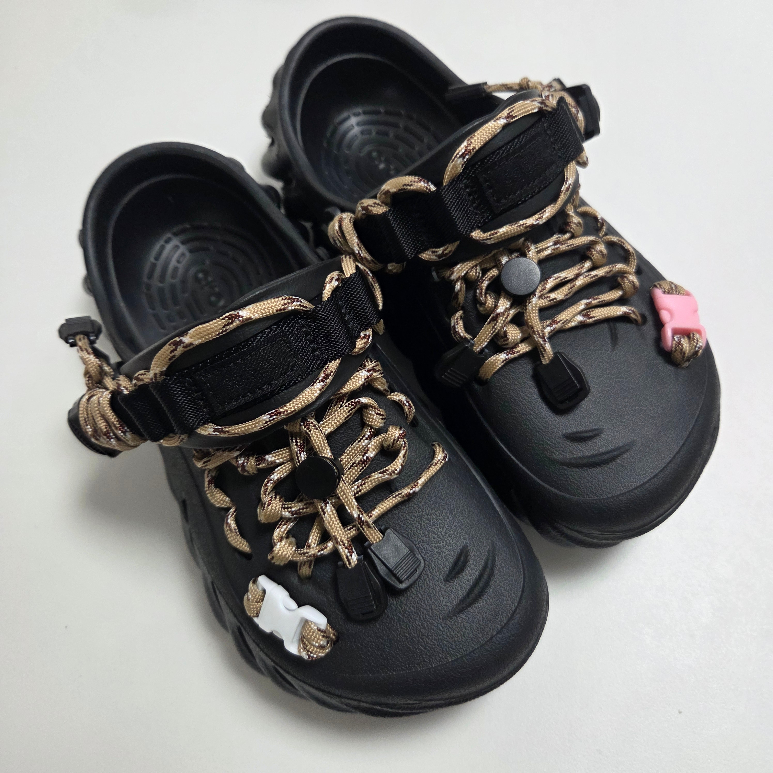 Crocs Echo Clog Black 착용 스타일 - 1