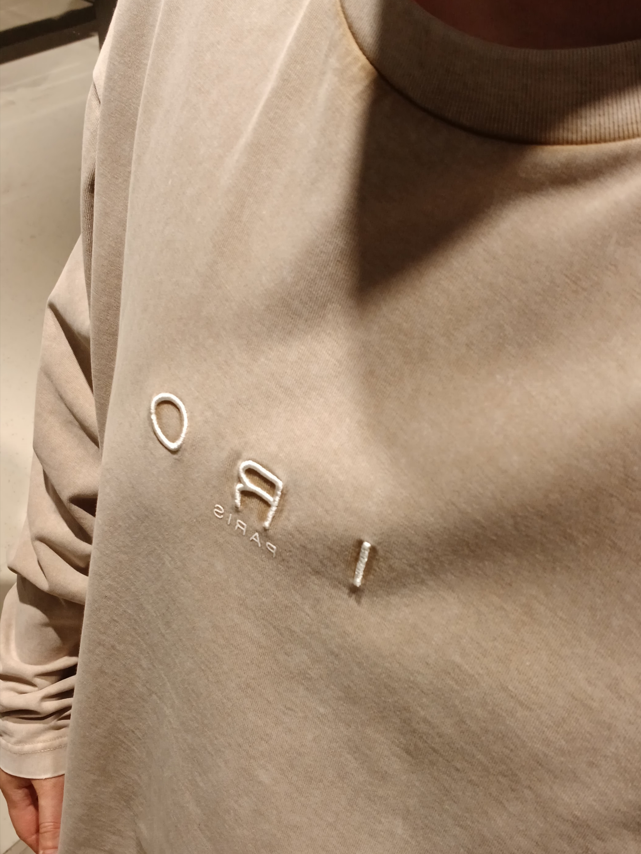 Iro Caris Pigment Washed Logo Long Sleeve T-Shirt Beige, Iro Logo Nylon Ball Cap Black 착용 스타일 - 3