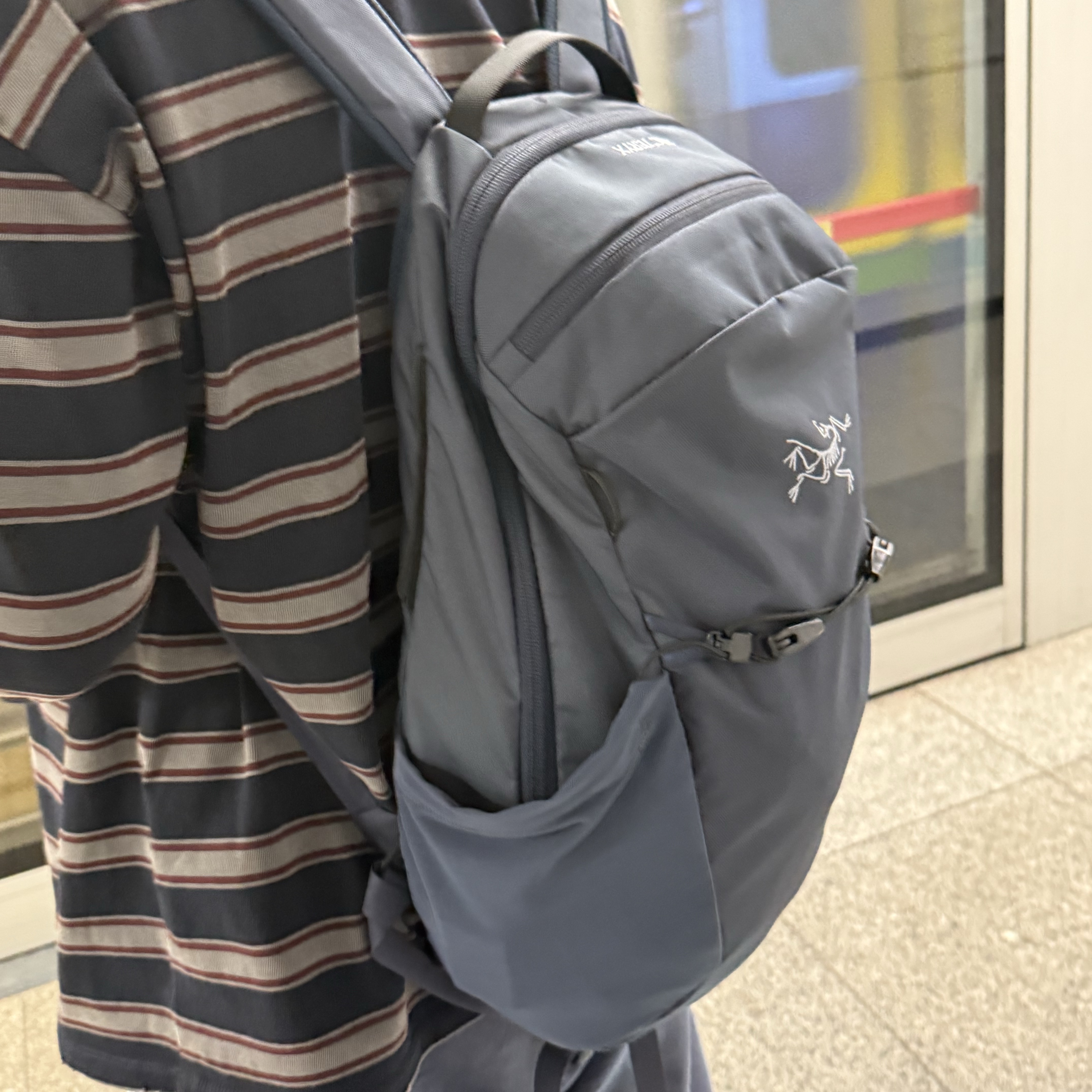 Arc'teryx Mantis 16 Backpack Black Sapphire 착용 스타일