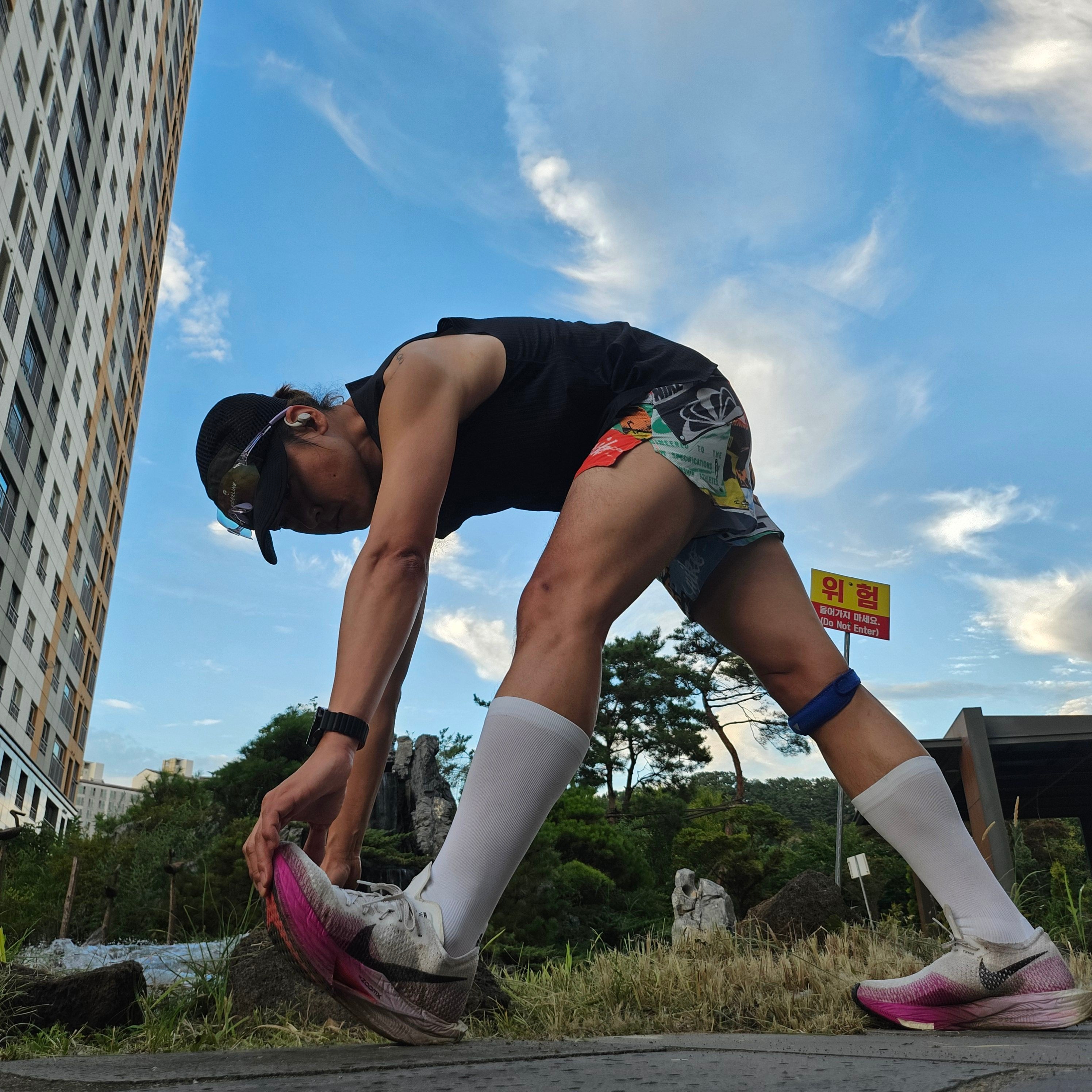 LI2 Black Wing Running Knee Socks White 착용 스타일 - 2