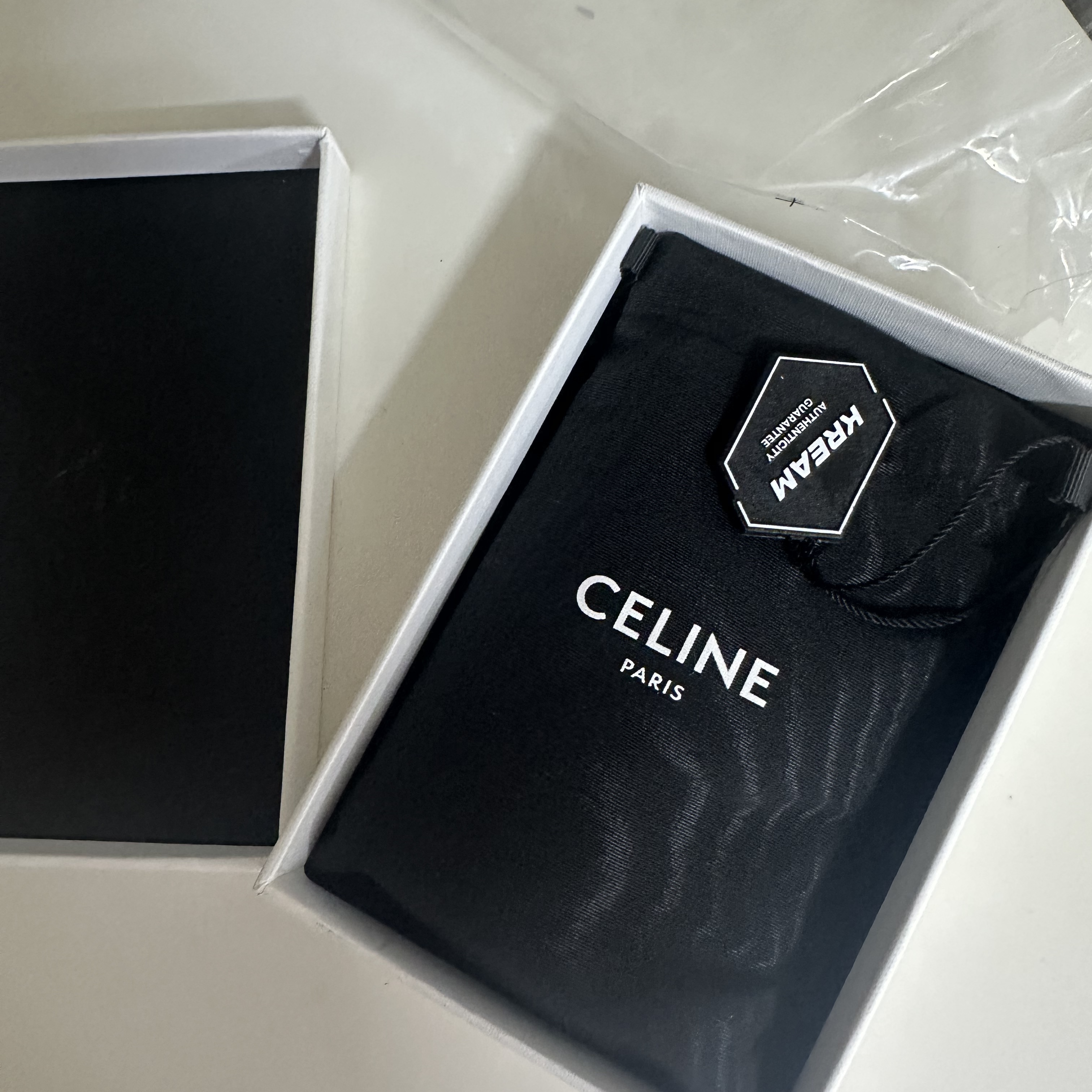 Celine Card Holder with Flap in Shiny Calfskin Black 착용 스타일 - 3