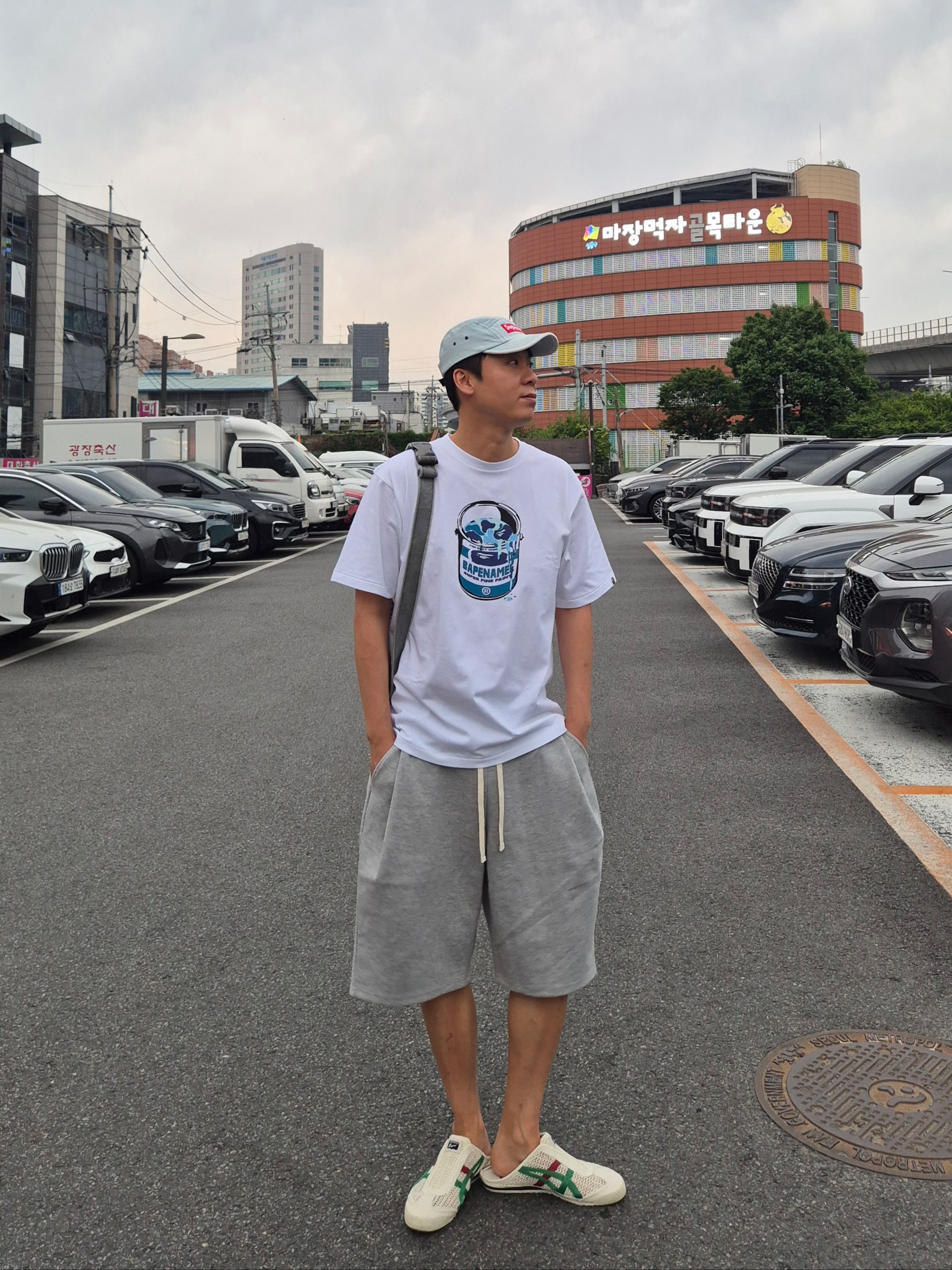 BAPE ABC Camo Paint Can T-Shirt White Blue, BAPE ABC Camo Paint Can T-Shirt White Pink 착용 스타일 - 1