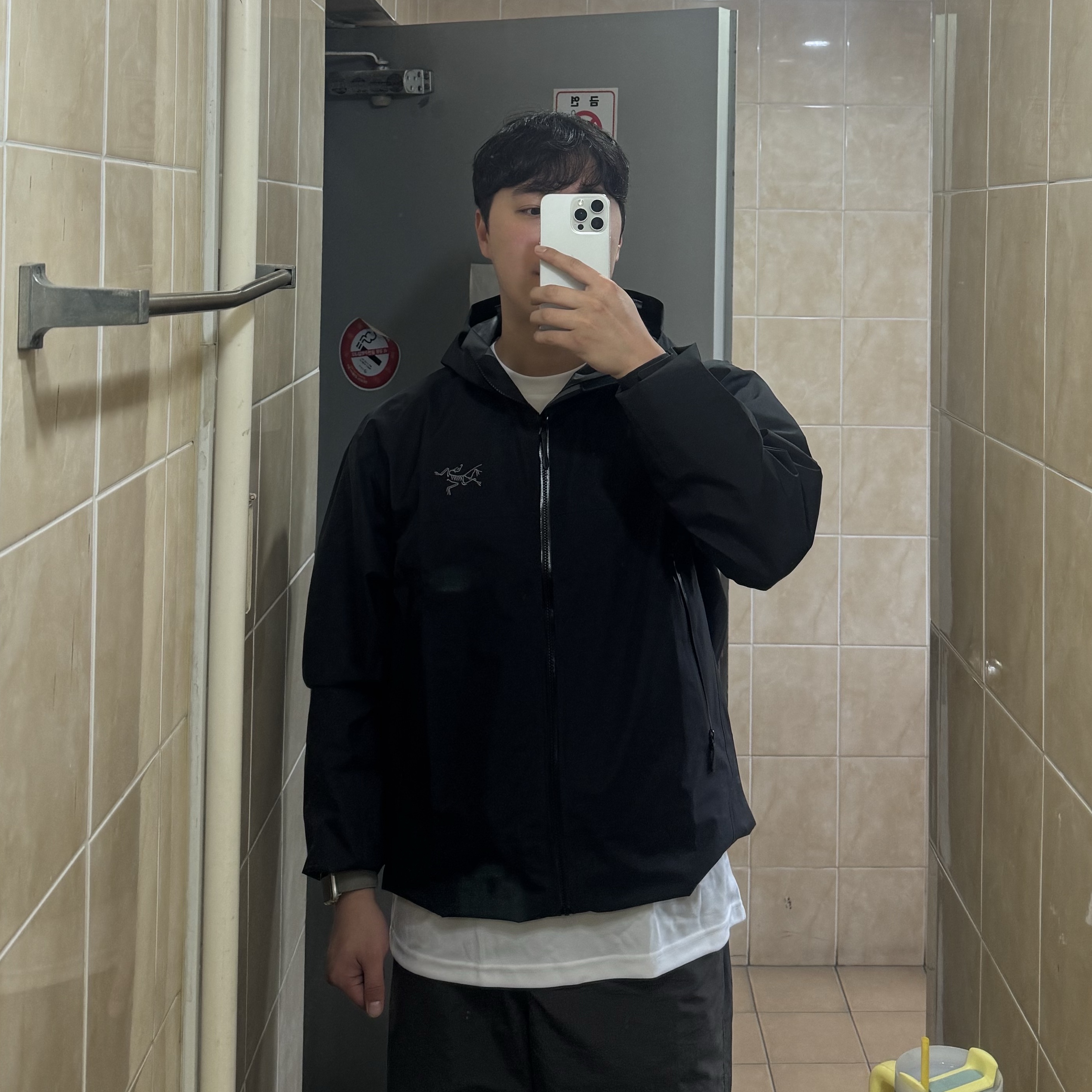Arc'teryx Beta Jacket Black 착용 스타일