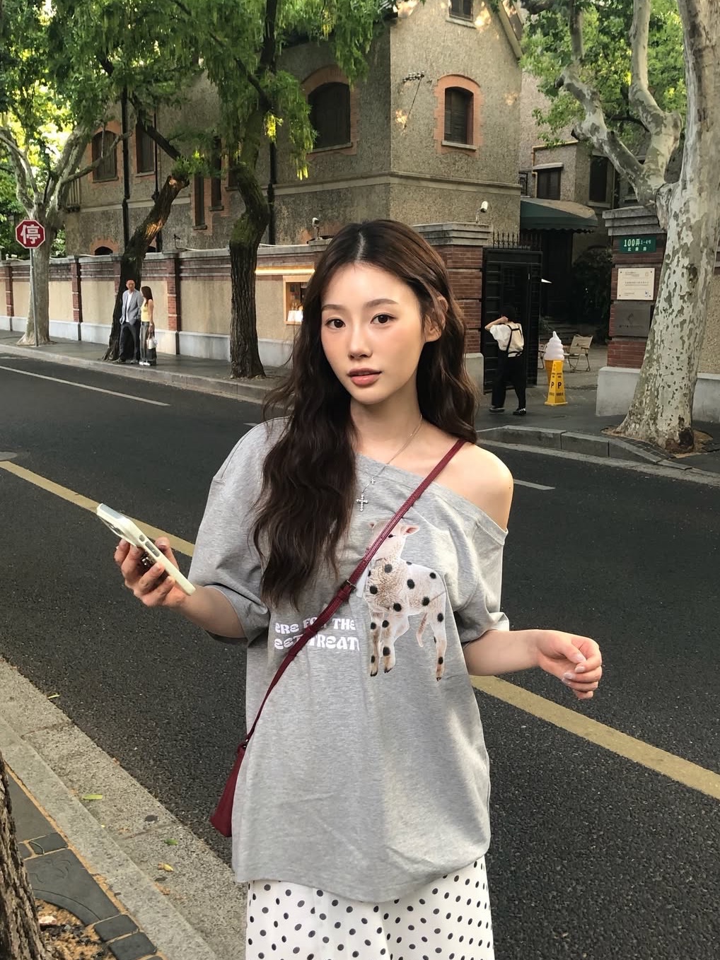 Markgong Women Sweet Treat Sheep Printed Off Shoulder Short Sleeve T-Shirt Gray - 26SS 착용 스타일 - 1