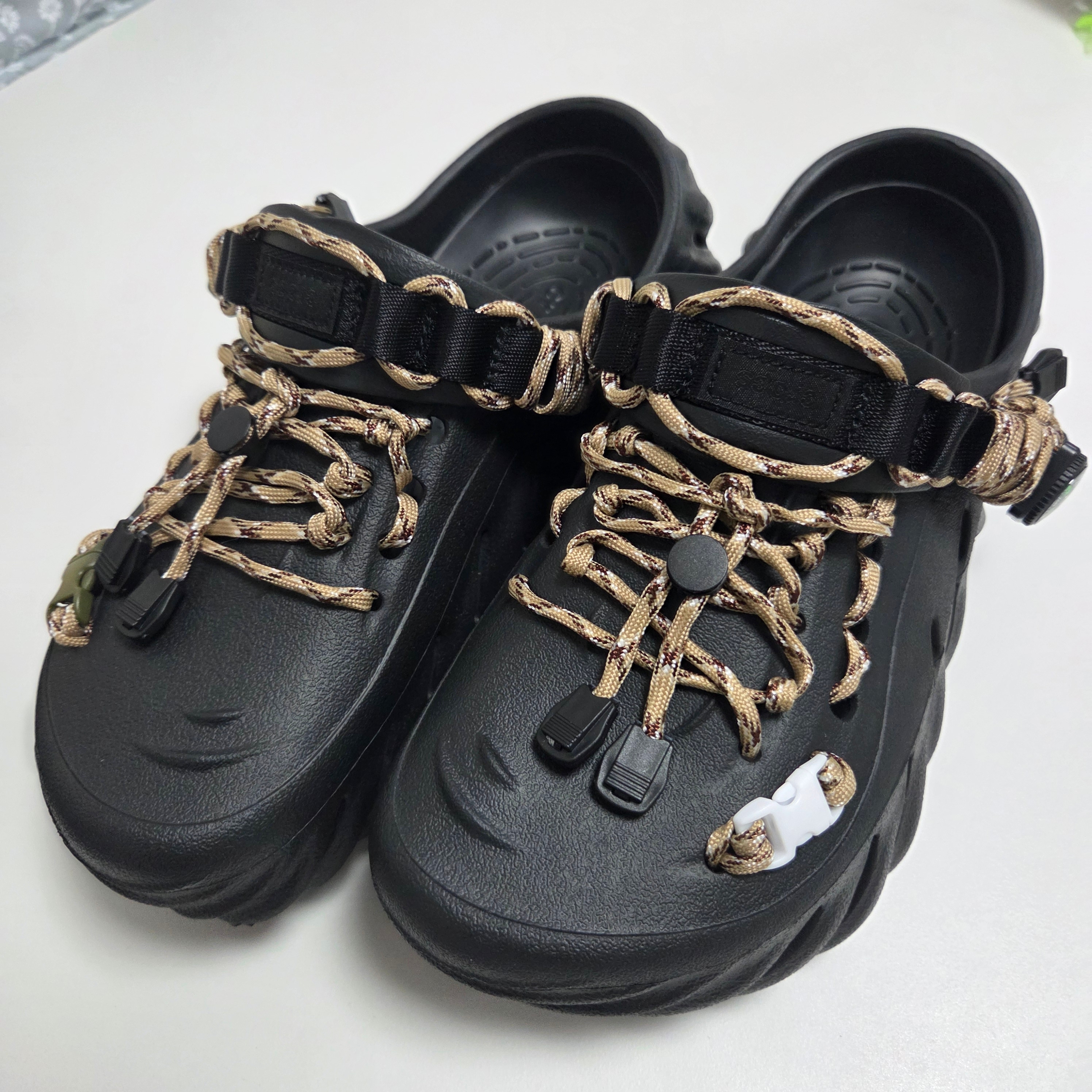 Crocs Echo Clog Black 착용 스타일 - 2