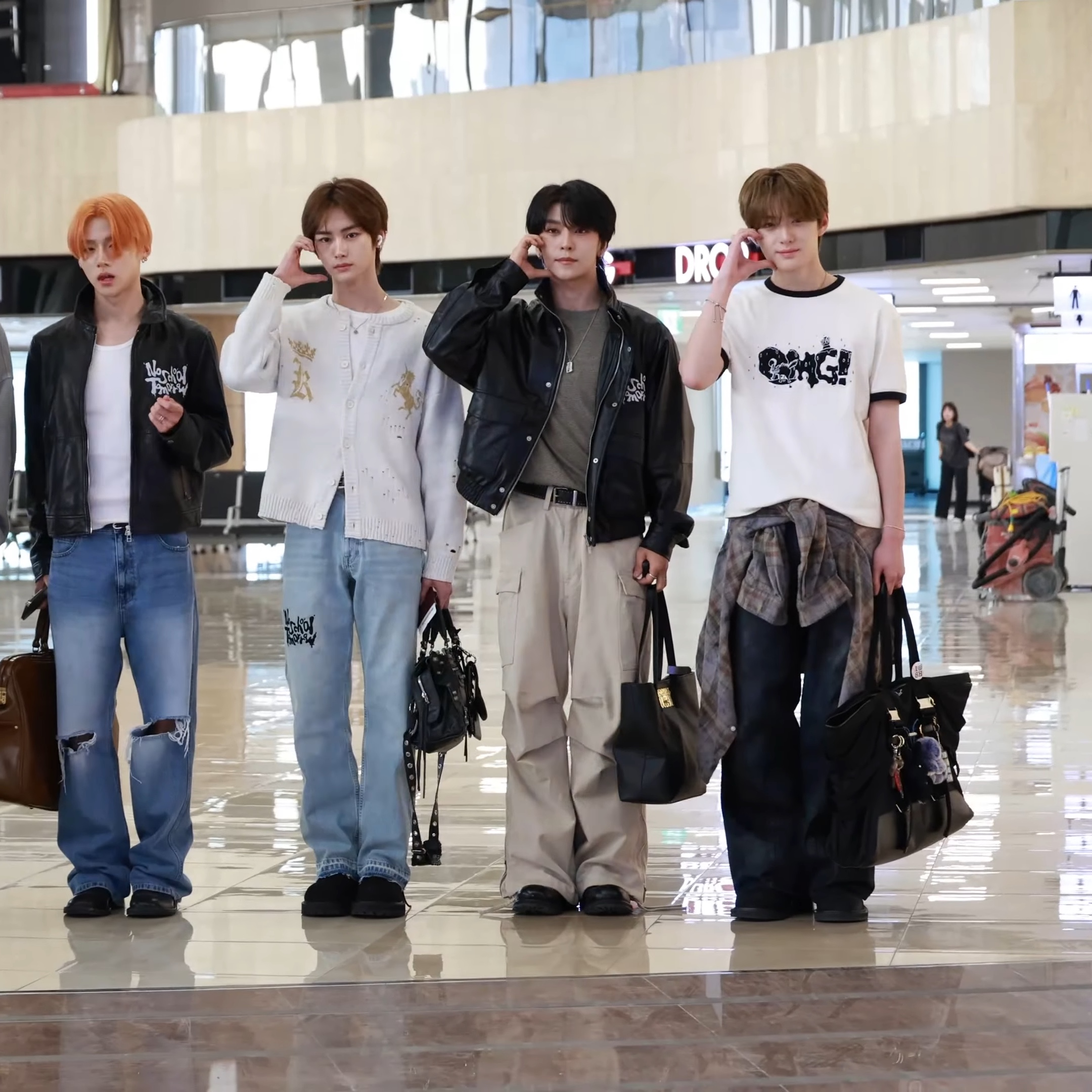 Nonnod Side Zip Cargo Pants Beige 착용 스타일 - 2