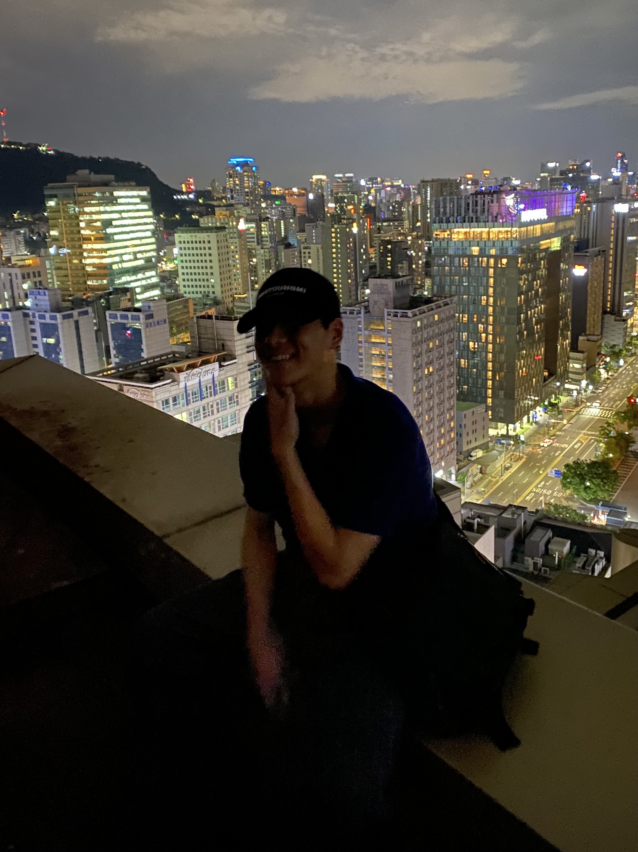 Wooyoungmi White Embroidered Logo Ball Cap Black 착용 스타일