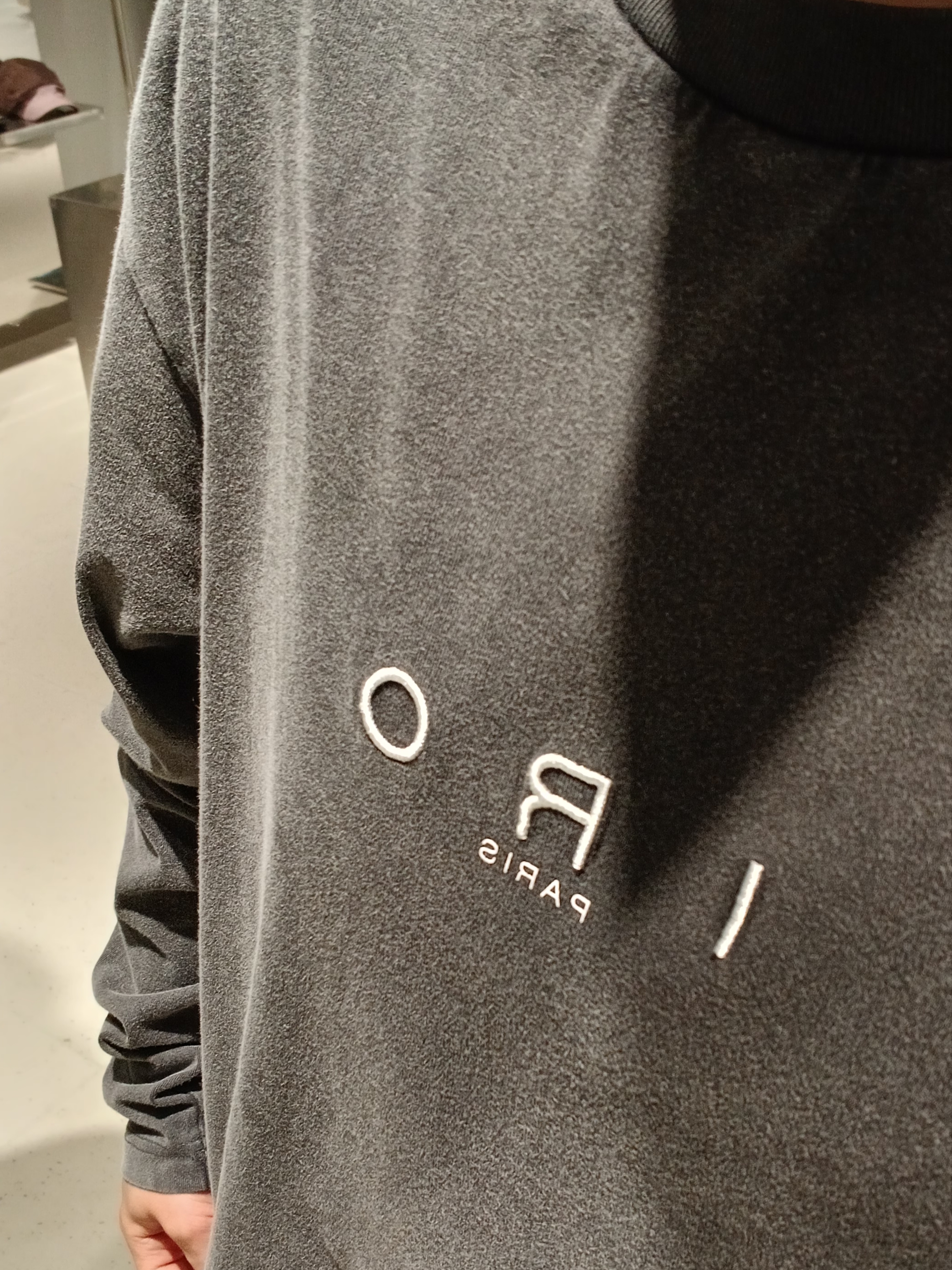 Iro Caris Pigment Washed Logo Long Sleeve T-Shirt Gray, Iro Troyes Iro Logo Denim Ballcap Black 착용 스타일 - 3