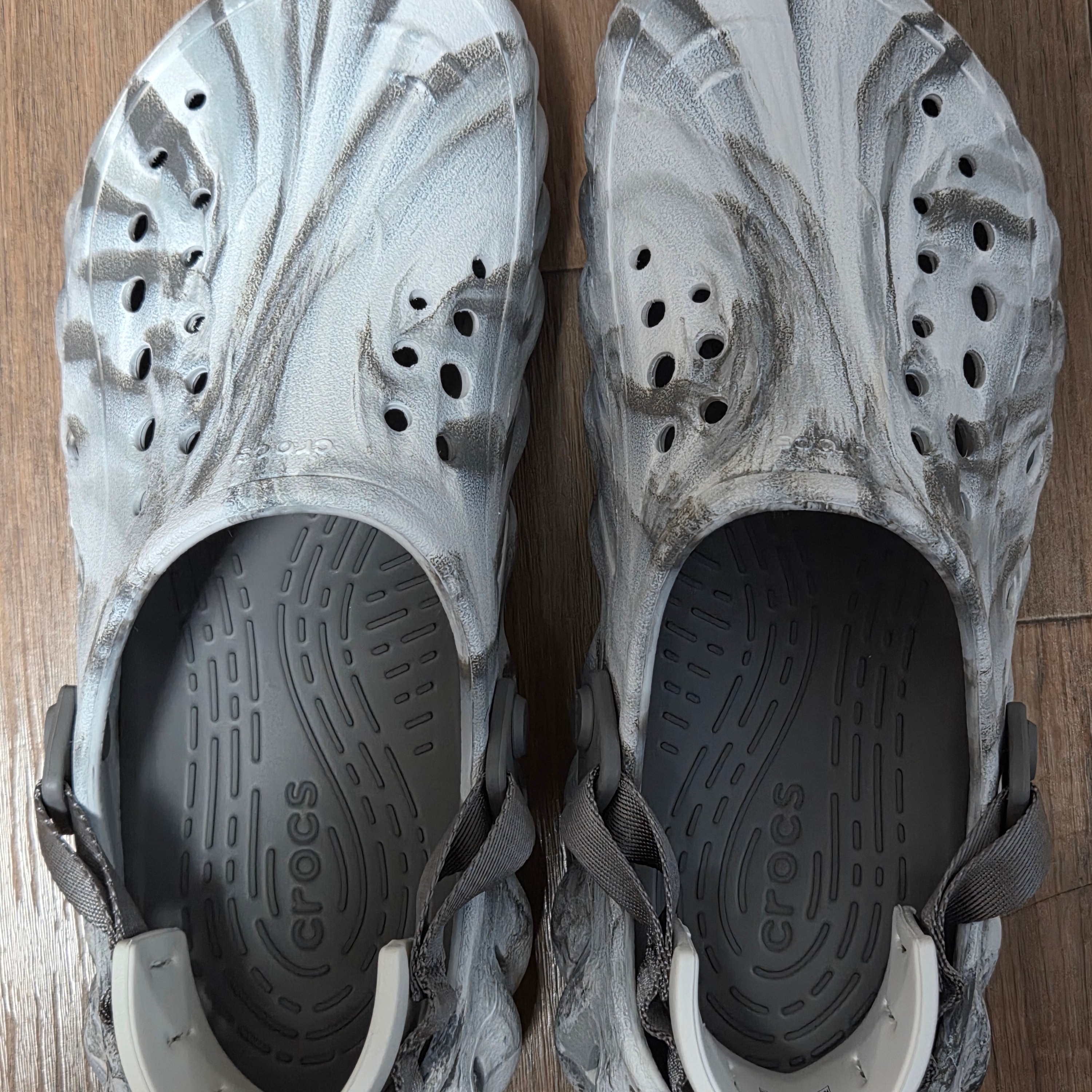 Crocs Echo Marbled Clog Moonlight Multi 착용 스타일