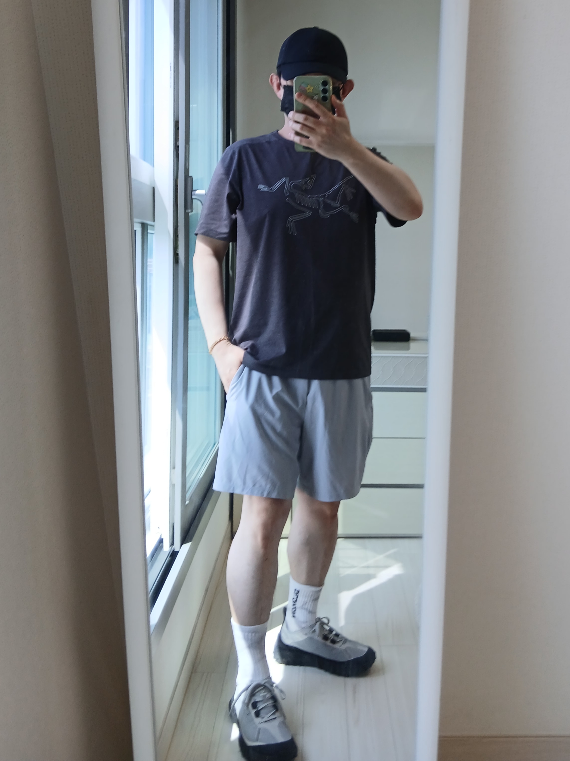 (W) Lululemon Fast and Free Ponytail Running Hat Black, Arc'teryx Cormac Logo SS T-Shirt Black Heather 착용 스타일 - 2