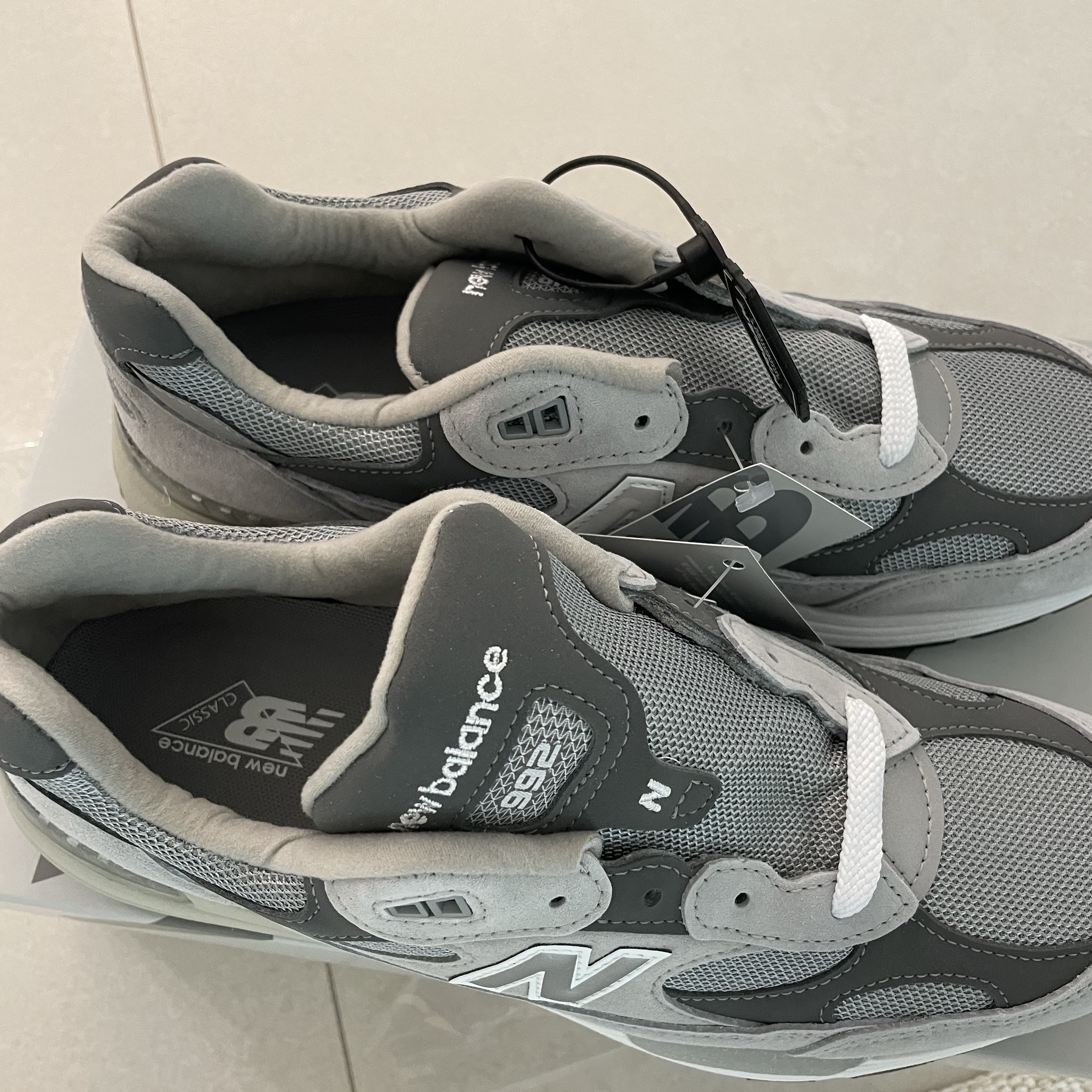 New Balance 992 Made in USA Core Grey Silver Metallic 착용 스타일 - 3