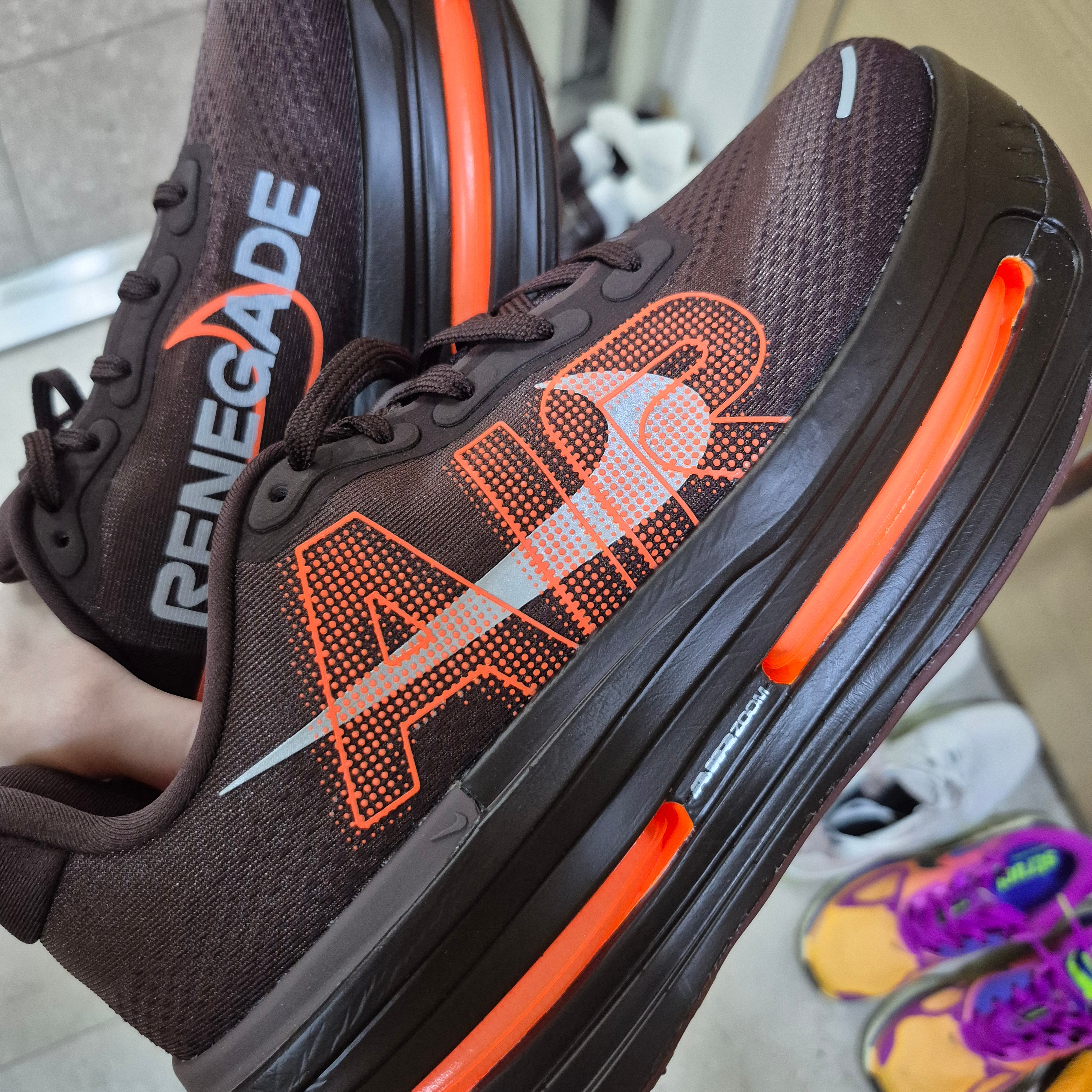 Nike x Renegade Vomero Premium Cinnamon Brown Basalt 착용 스타일 - 3