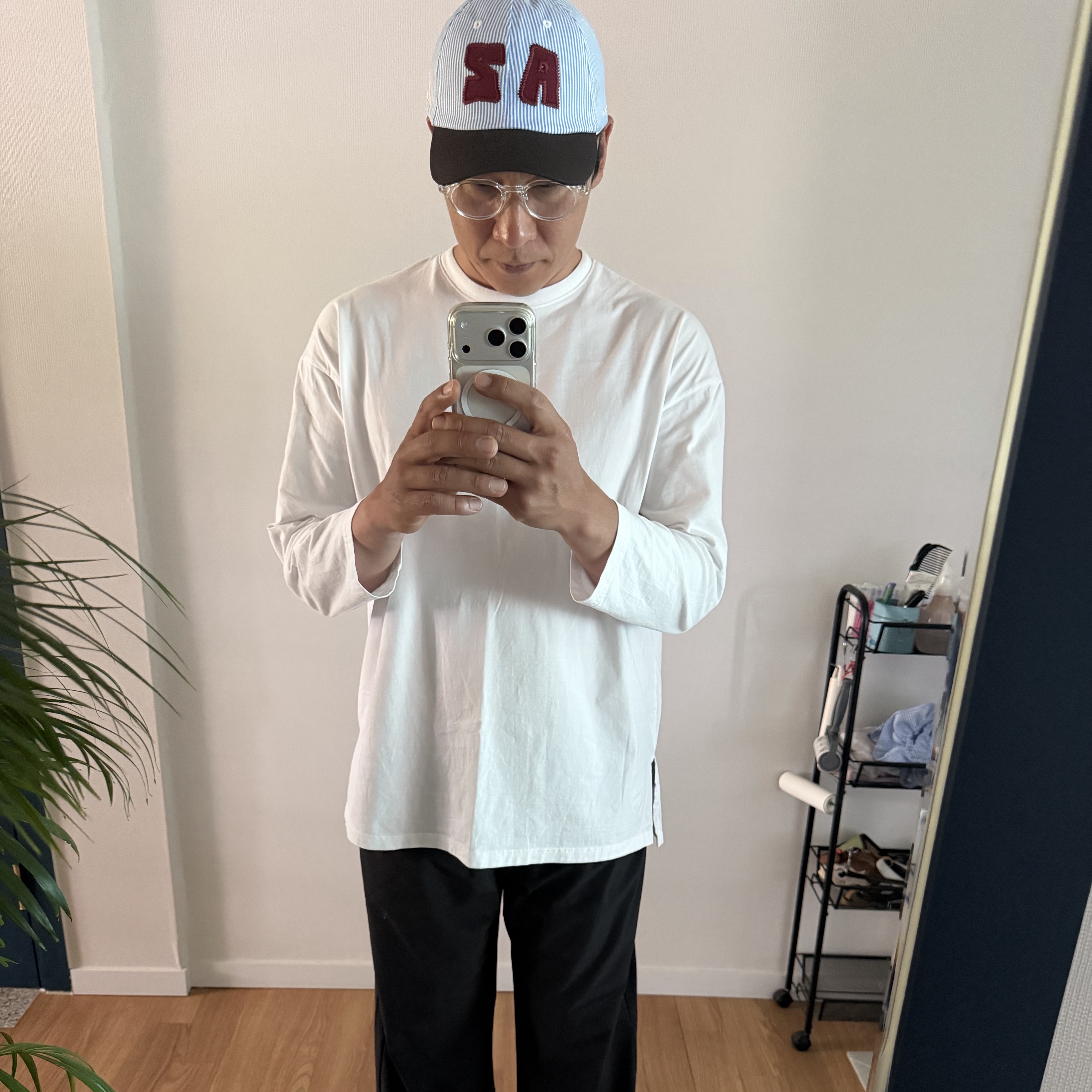 Alex Zono AZ Dad Hat Blue, (W) Alo Yoga Regular Suit Up Trousers Black 착용 스타일