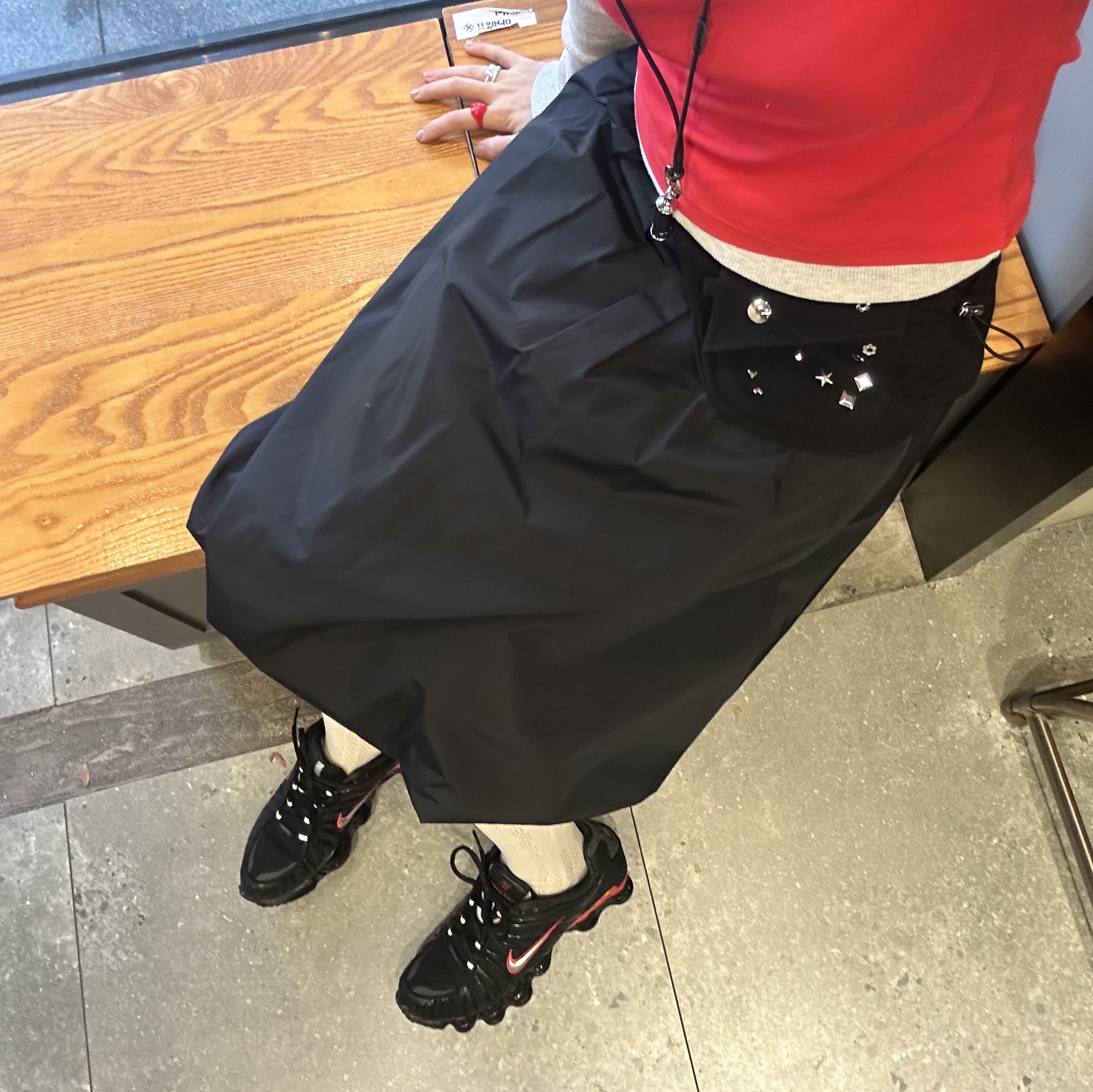 Nike Shox TL Black University Red 착용 스타일 - 2