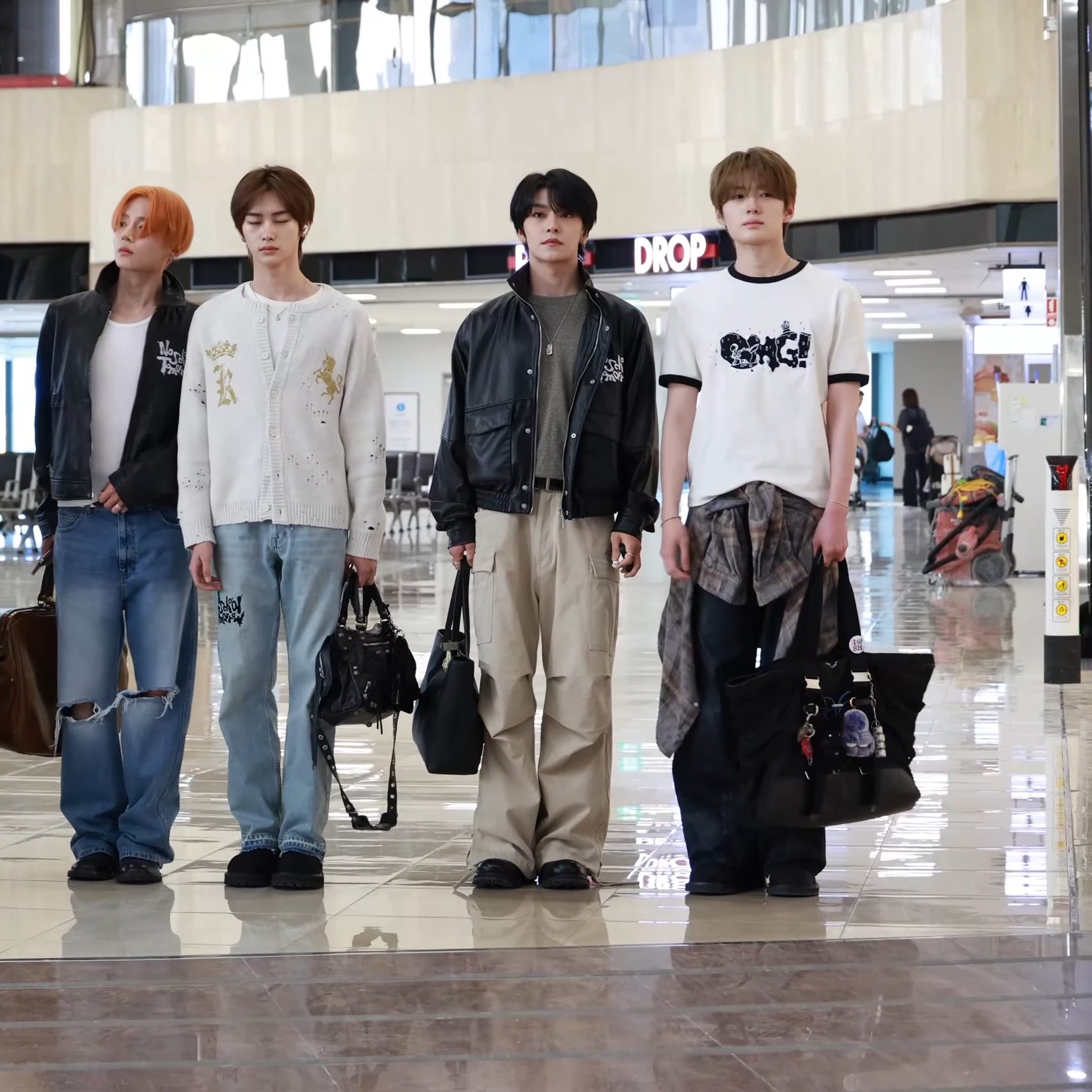Nonnod Side Zip Cargo Pants Beige 착용 스타일 - 1