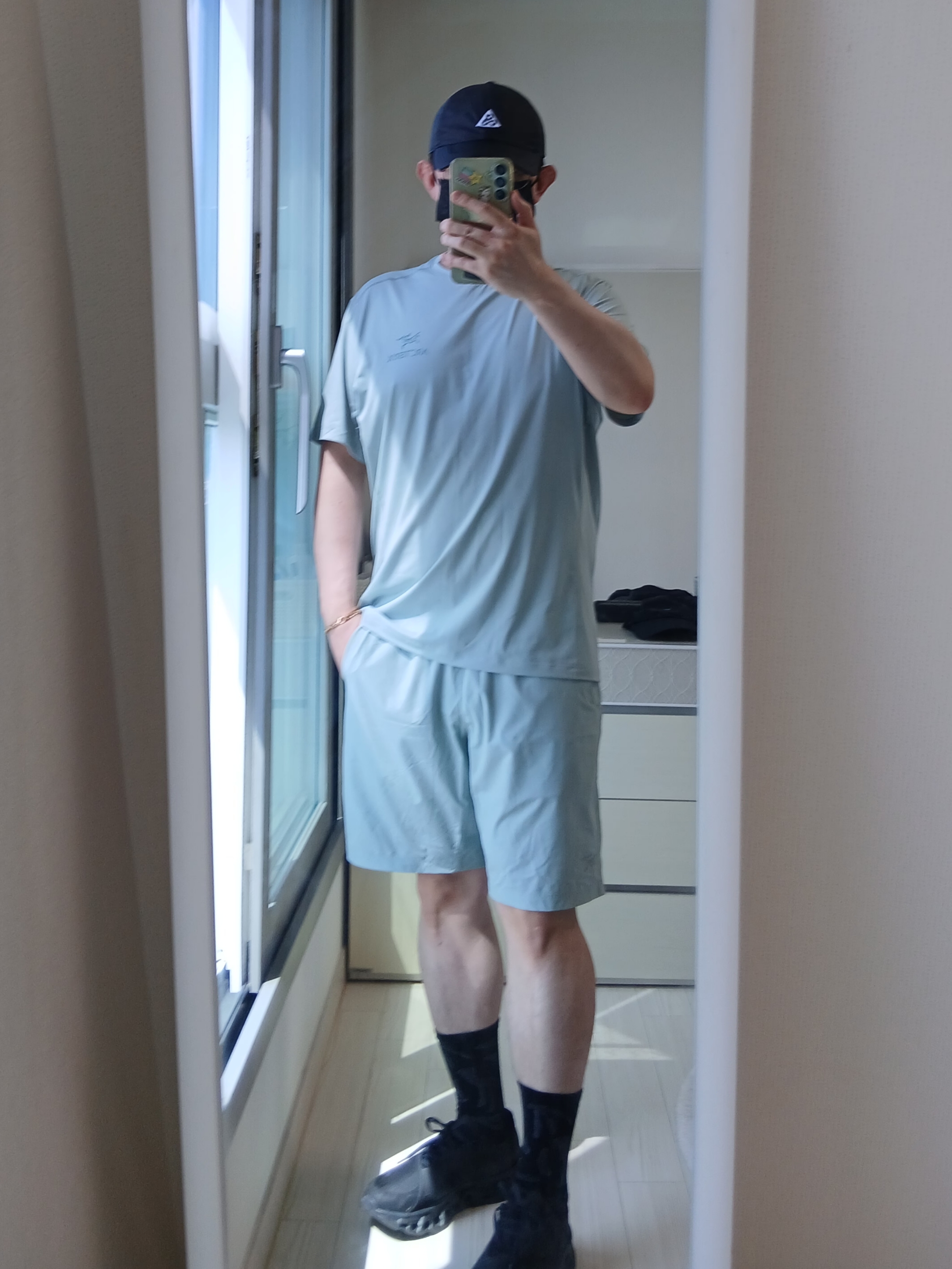 Nike ACG Trail Cap Black, Arc'teryx Motus Arcword Crew SS T-Shirt Stone Green Heather 착용 스타일 - 1