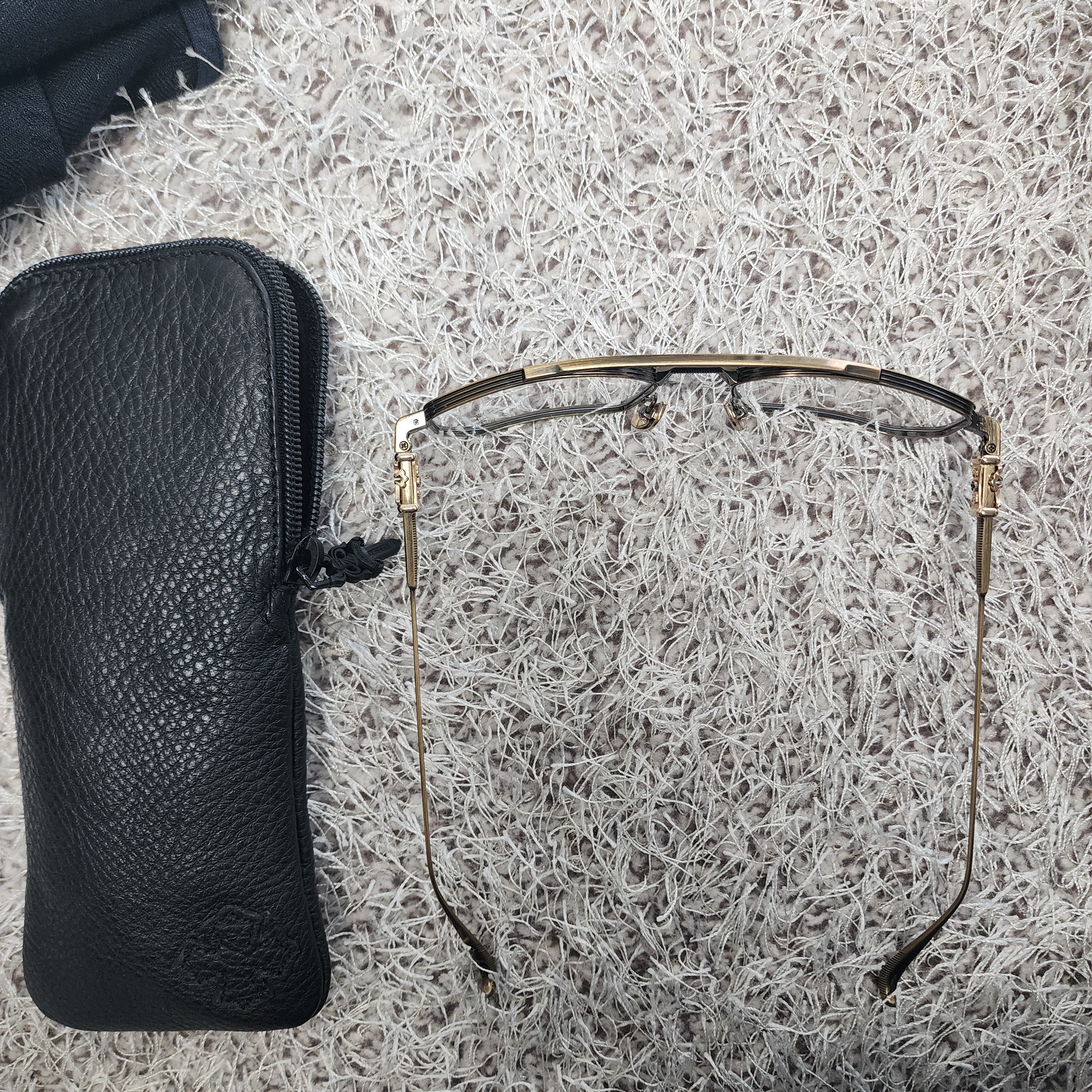 Chrome Hearts Gusher Antique Gold 착용 스타일 - 1
