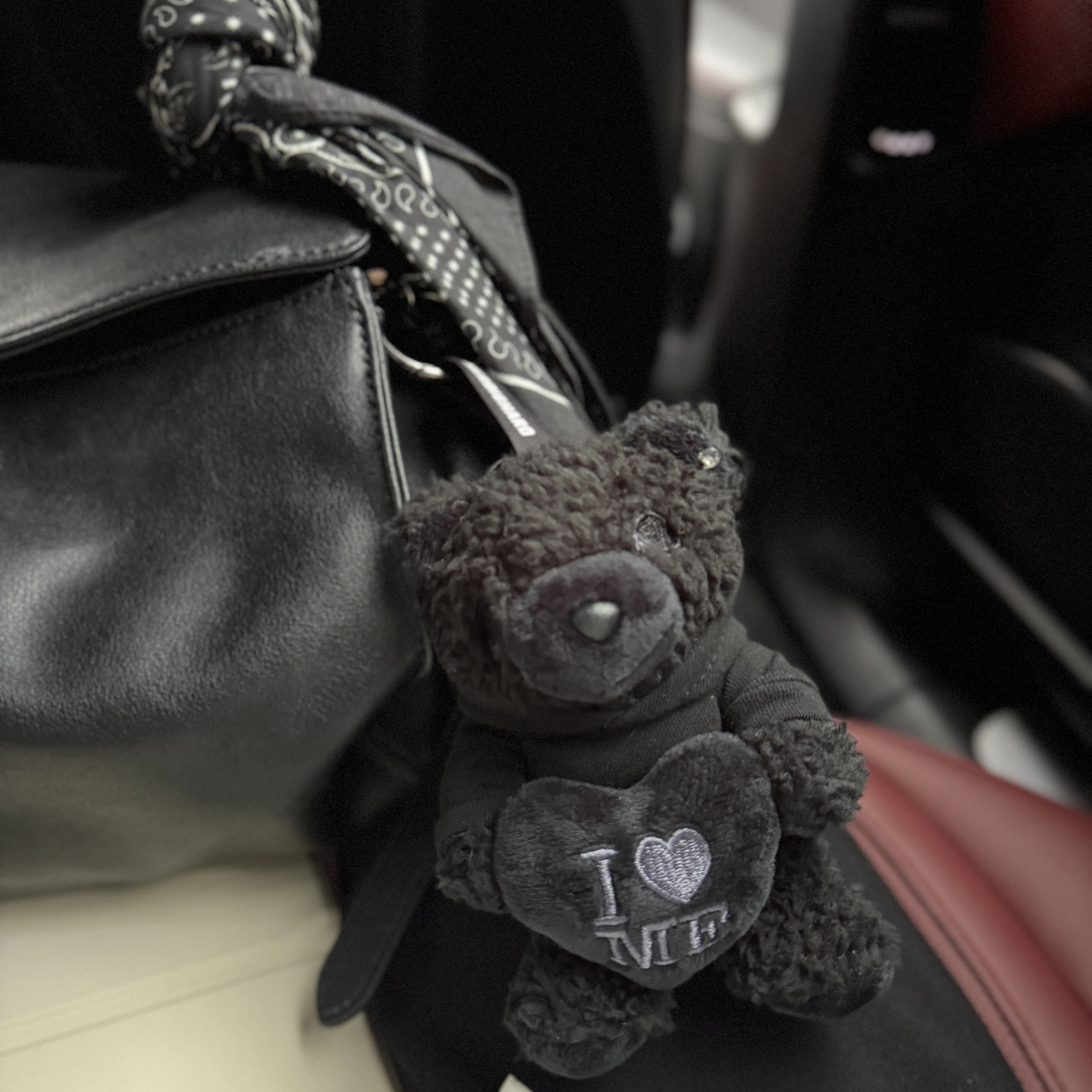 BLACK_ I LOVE ME BEAR KEYLING 착용 스타일