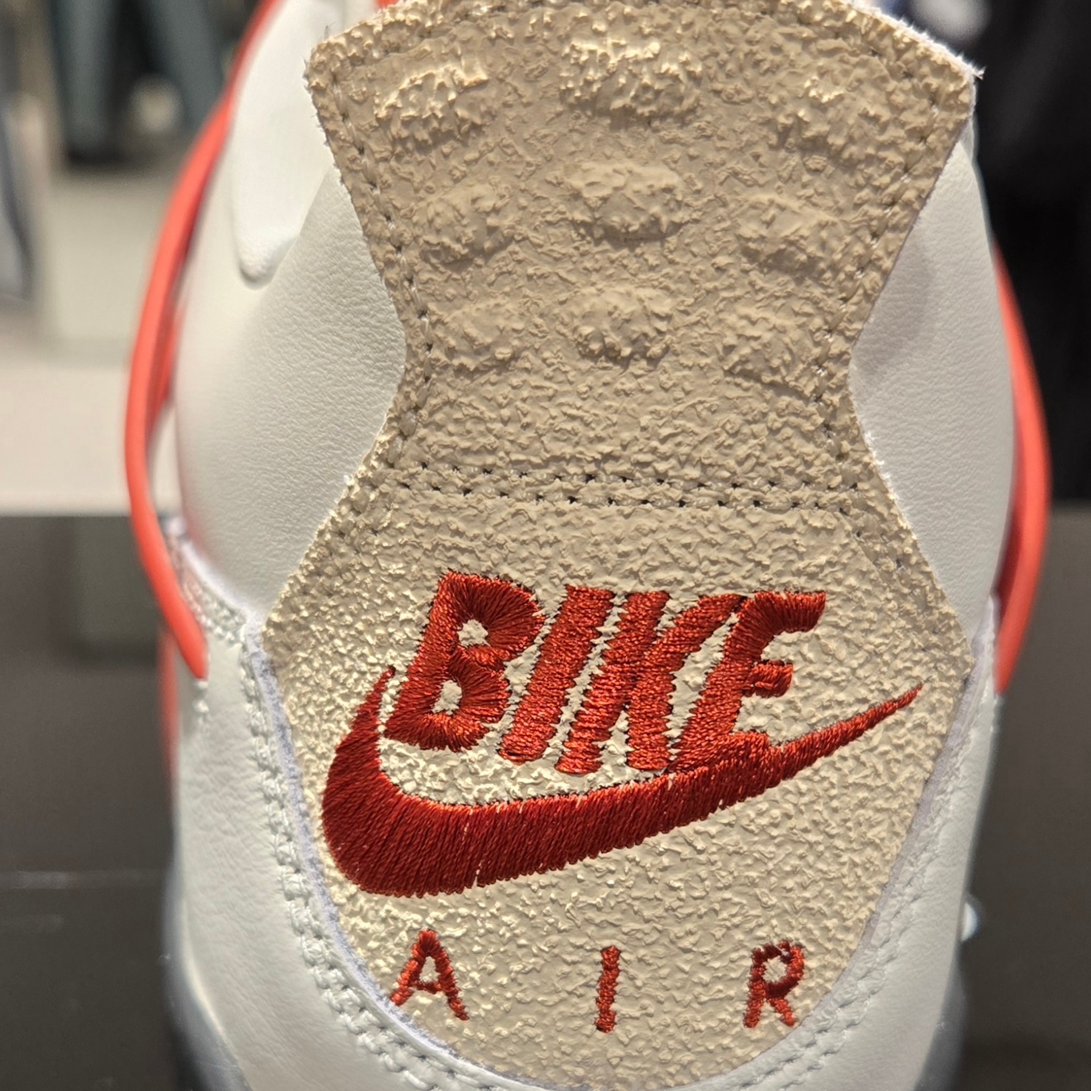 Jordan 4 x Nigel Sylvester Retro OG Brick After Brick 착용 스타일 - 2