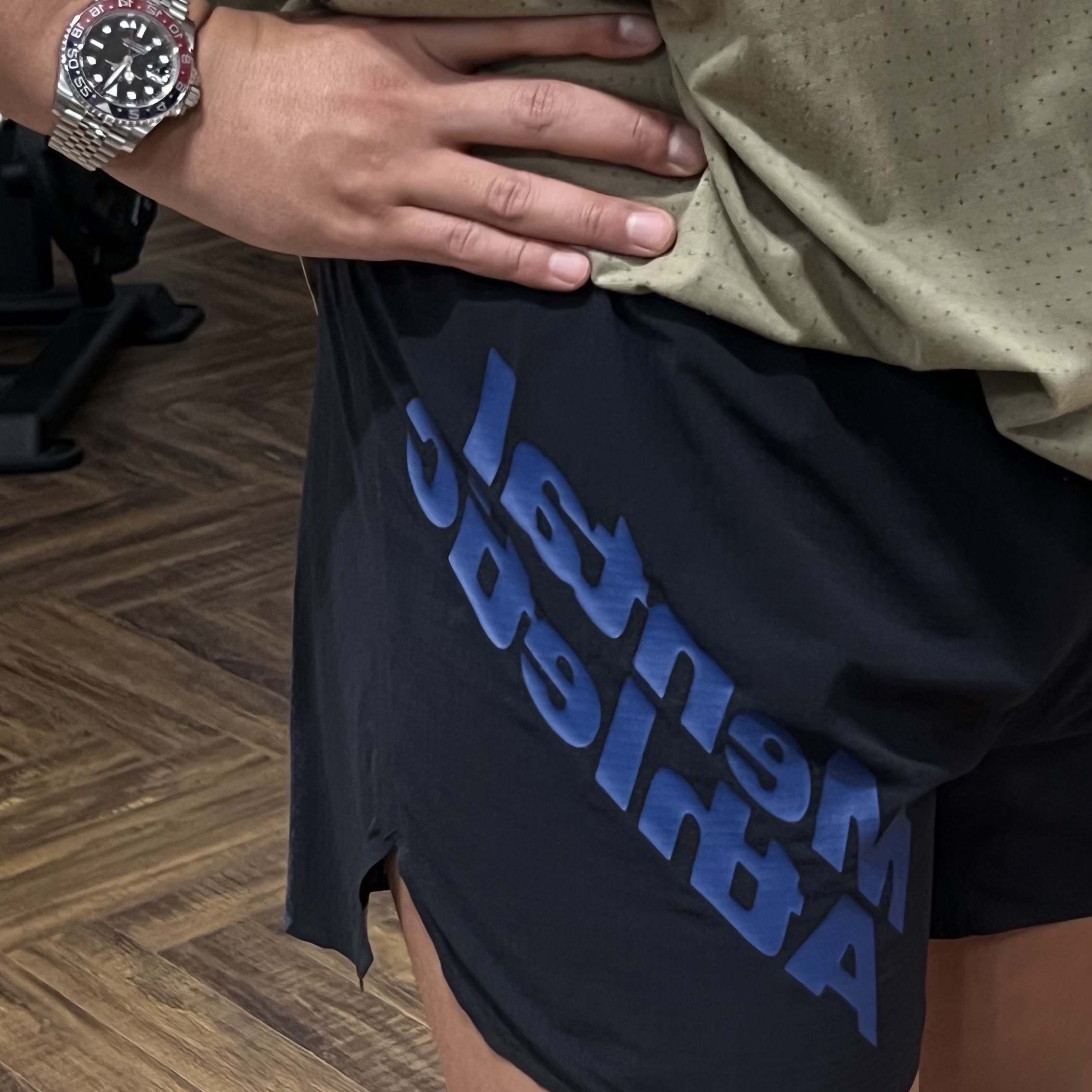 Salomon x Mental Athletic Shorts Deep Black, Hoka Mafate 5 Neon Rose Black 착용 스타일 - 2