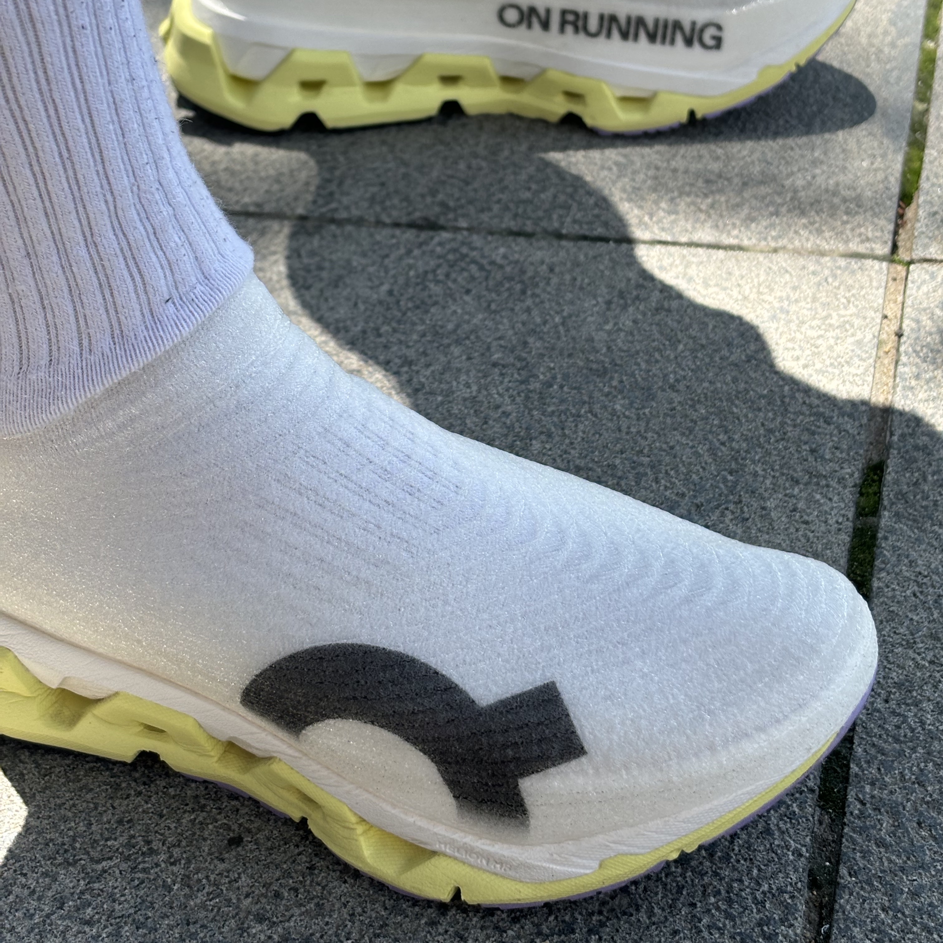 On Running Cloudboom Strike LS White Lime 착용 스타일