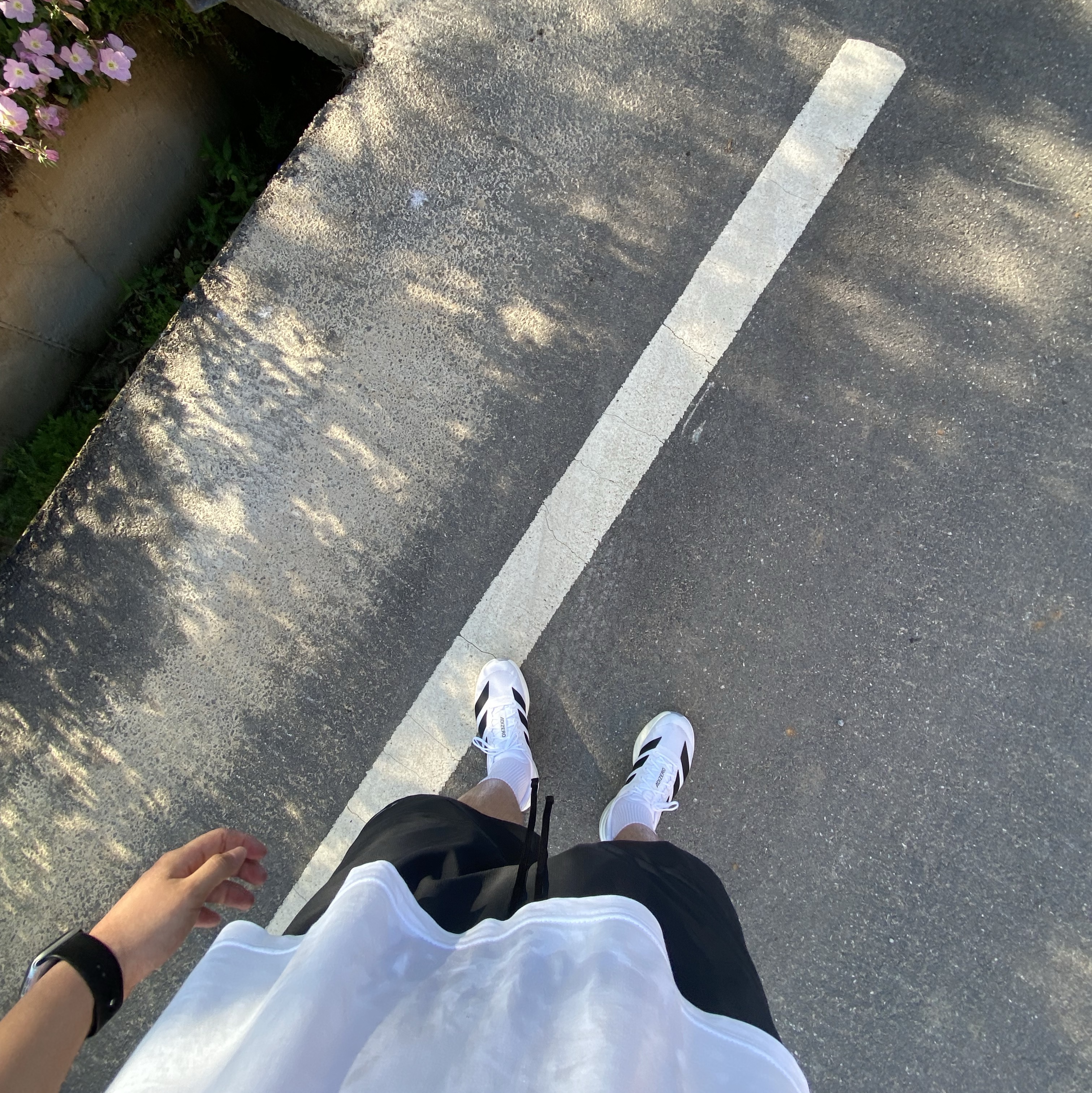 Adidas Adizero EVO SL Cloud White Core Black, Adidas Yeezy Slide Salt 착용 스타일 - 1