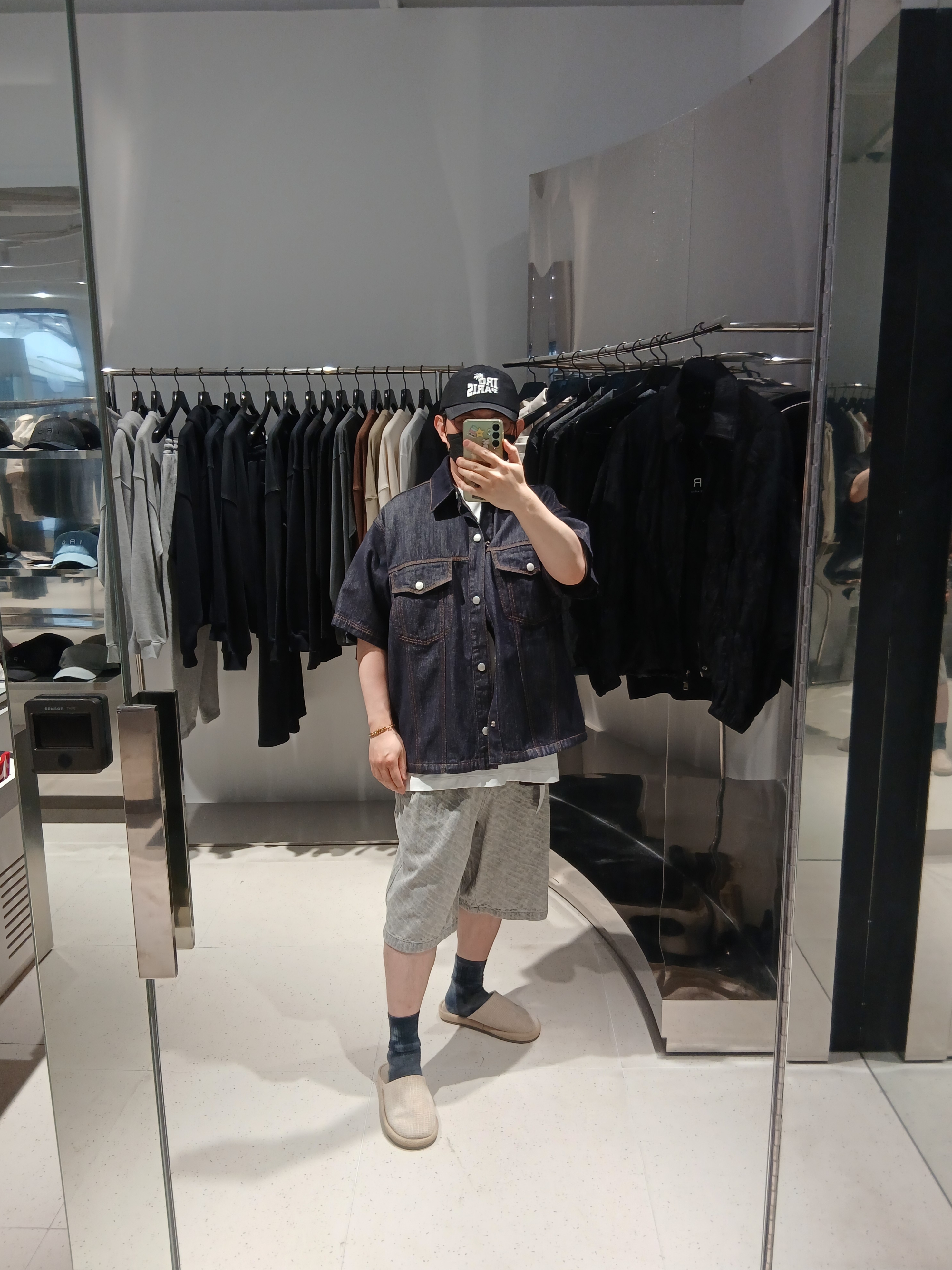 Iro Caliopal Two-Pintuck Light Denim Short Pants Gray, Iro Palmtree Nylon Ball Cap Navy 착용 스타일 - 7