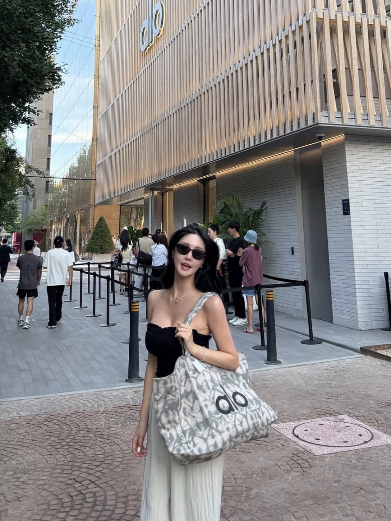 Alo Yoga Iconic Shopper Tote Bag Grey Tiedye 착용 스타일 - 1