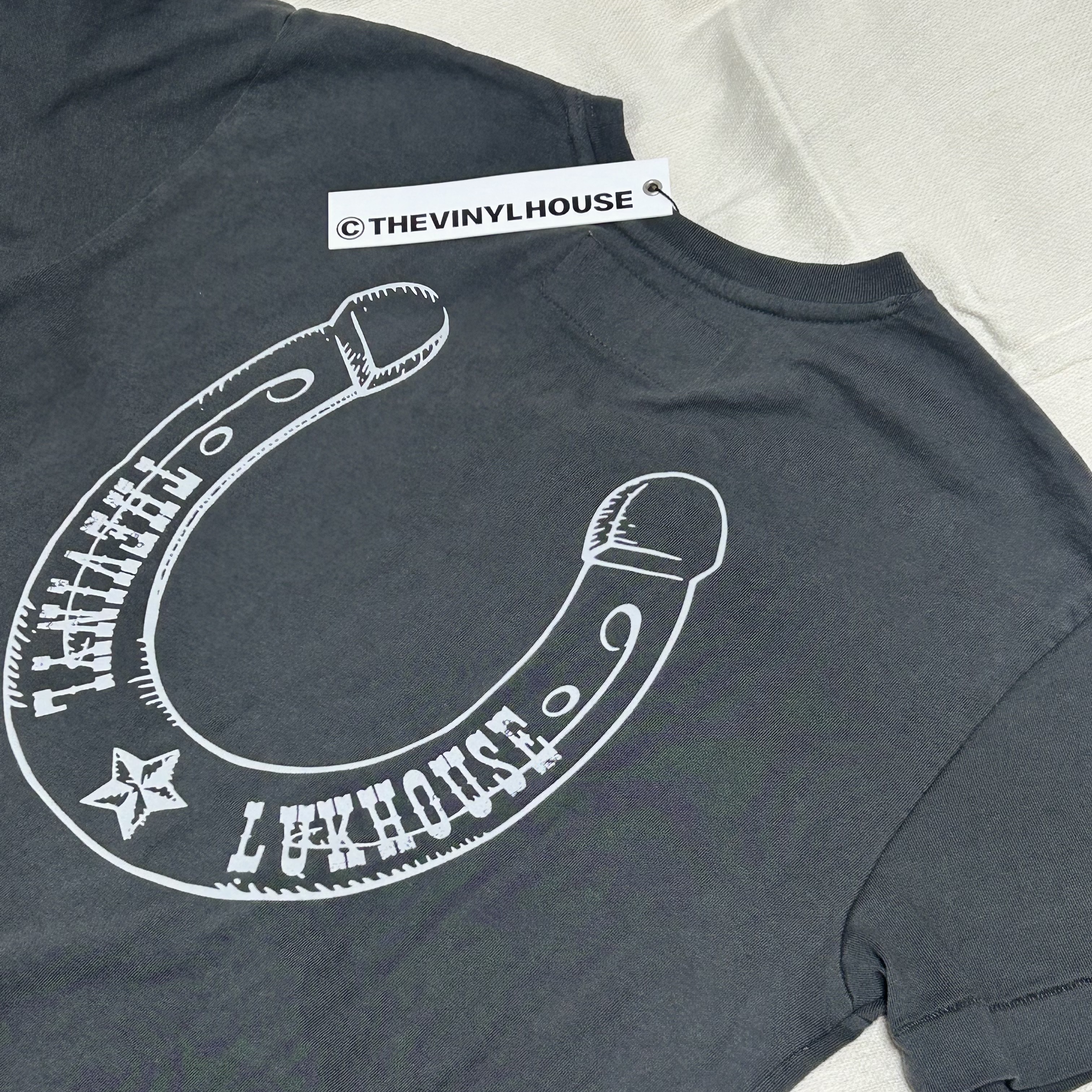 [KREAM 단독] Thevinylhouse Lucky House Tee Charcoal 착용 스타일 - 6