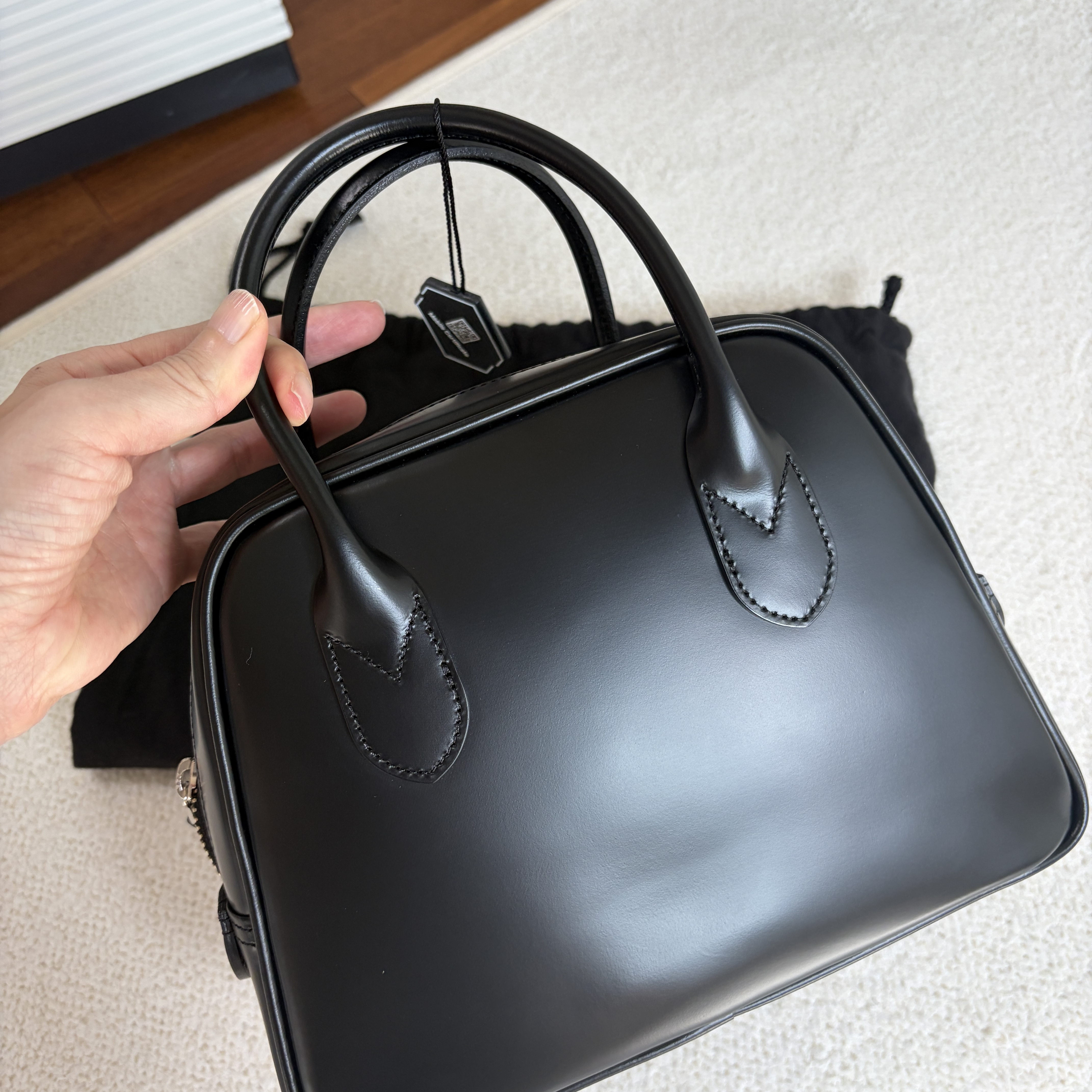 Comme des Garcons Round No.2 Aoyama Bag Black 착용 스타일