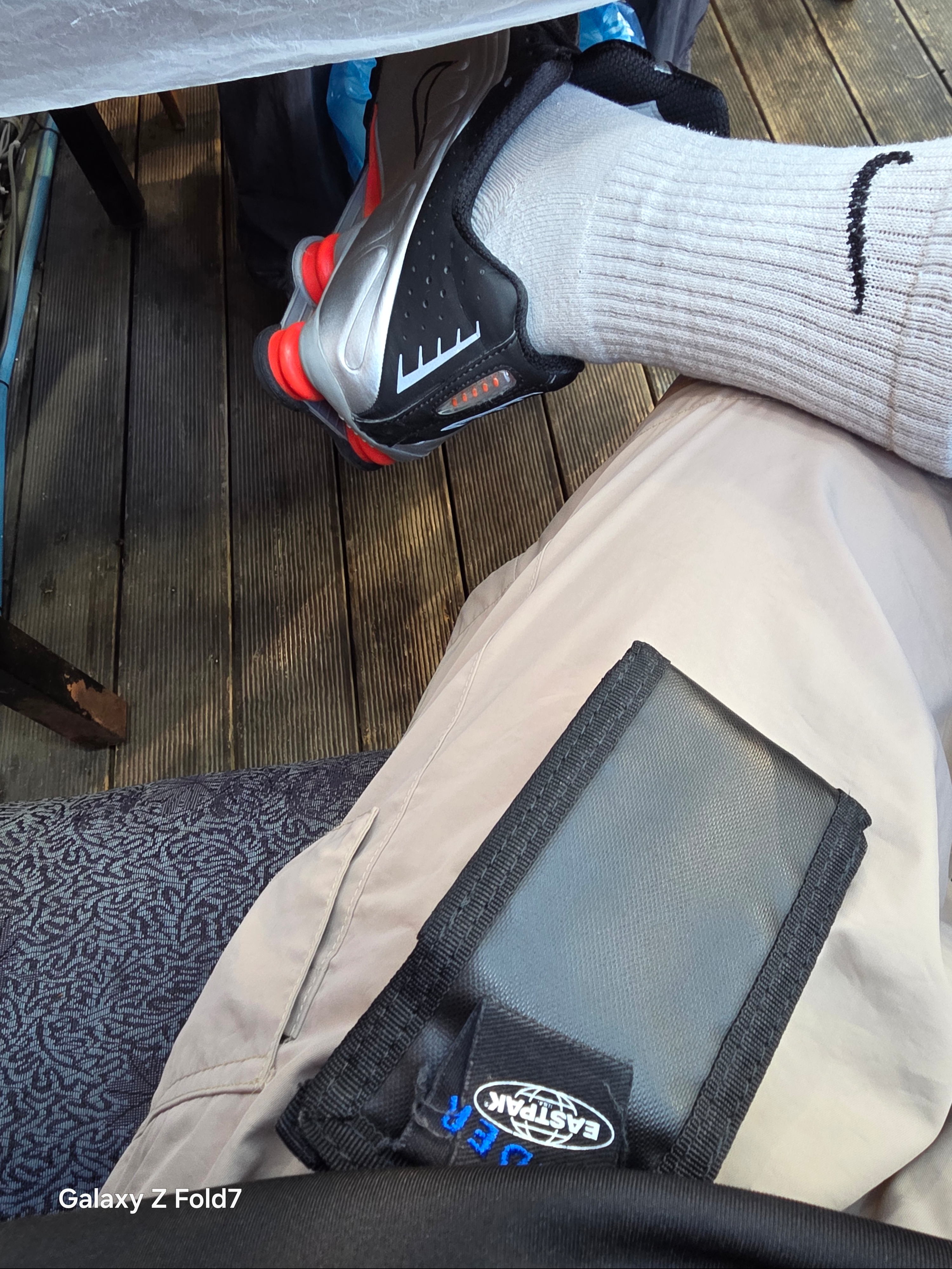 Nike Shox R4 Metallic Silver Red, Ader Error Small Standic Magsafe Wallet Z-Blue 착용 스타일 - 2